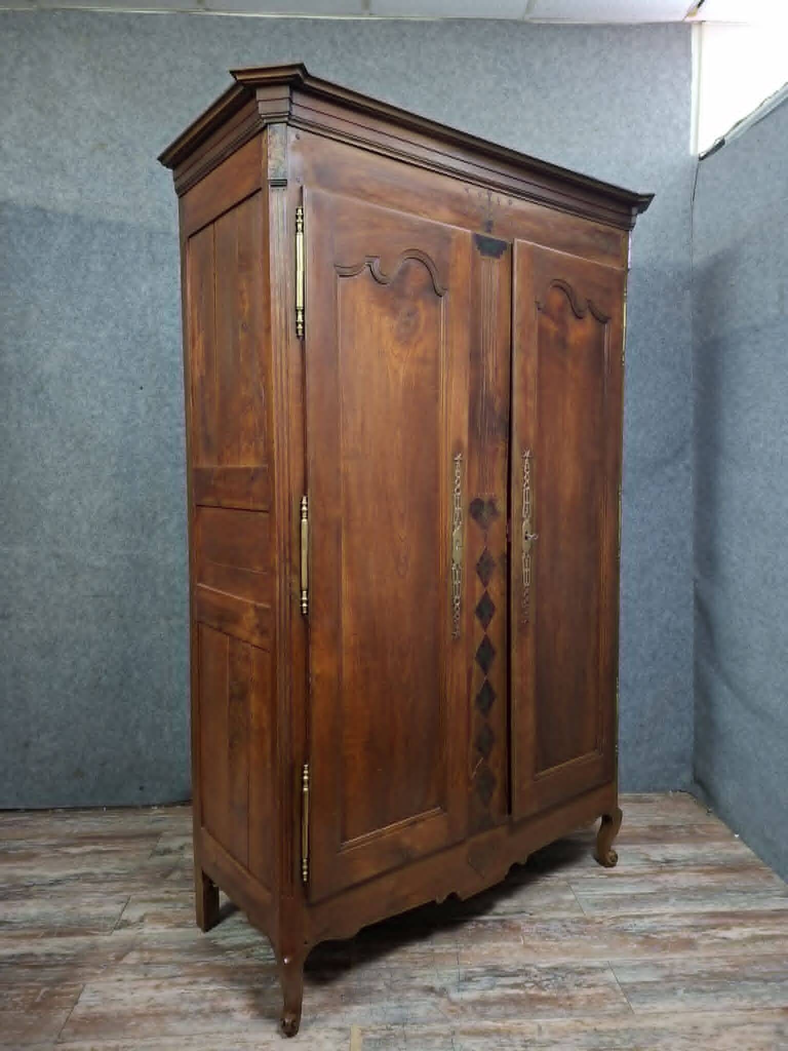 Armoire régionale époque Louis XV en noyer massif.
