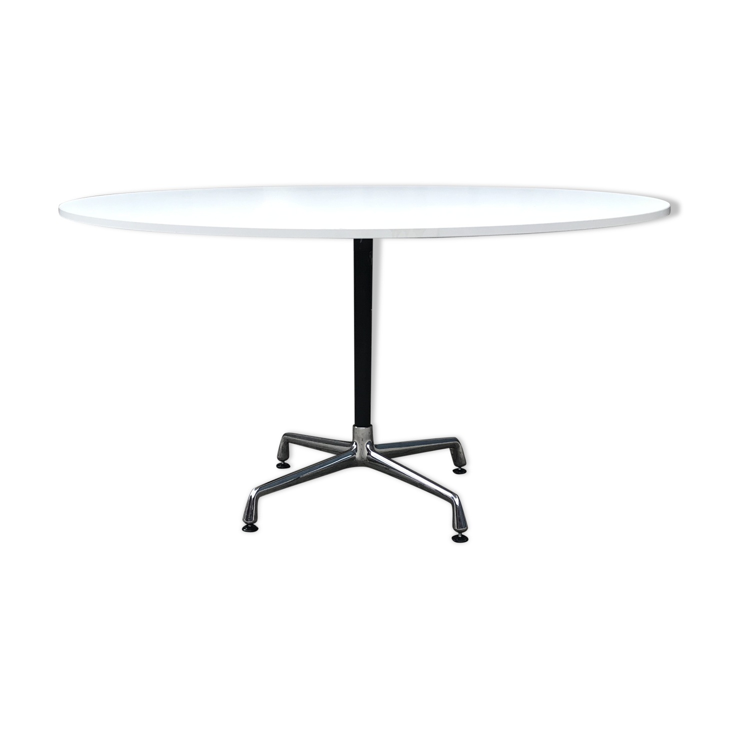 Round dining table by Charles & Ray Eames for Vitra 1980