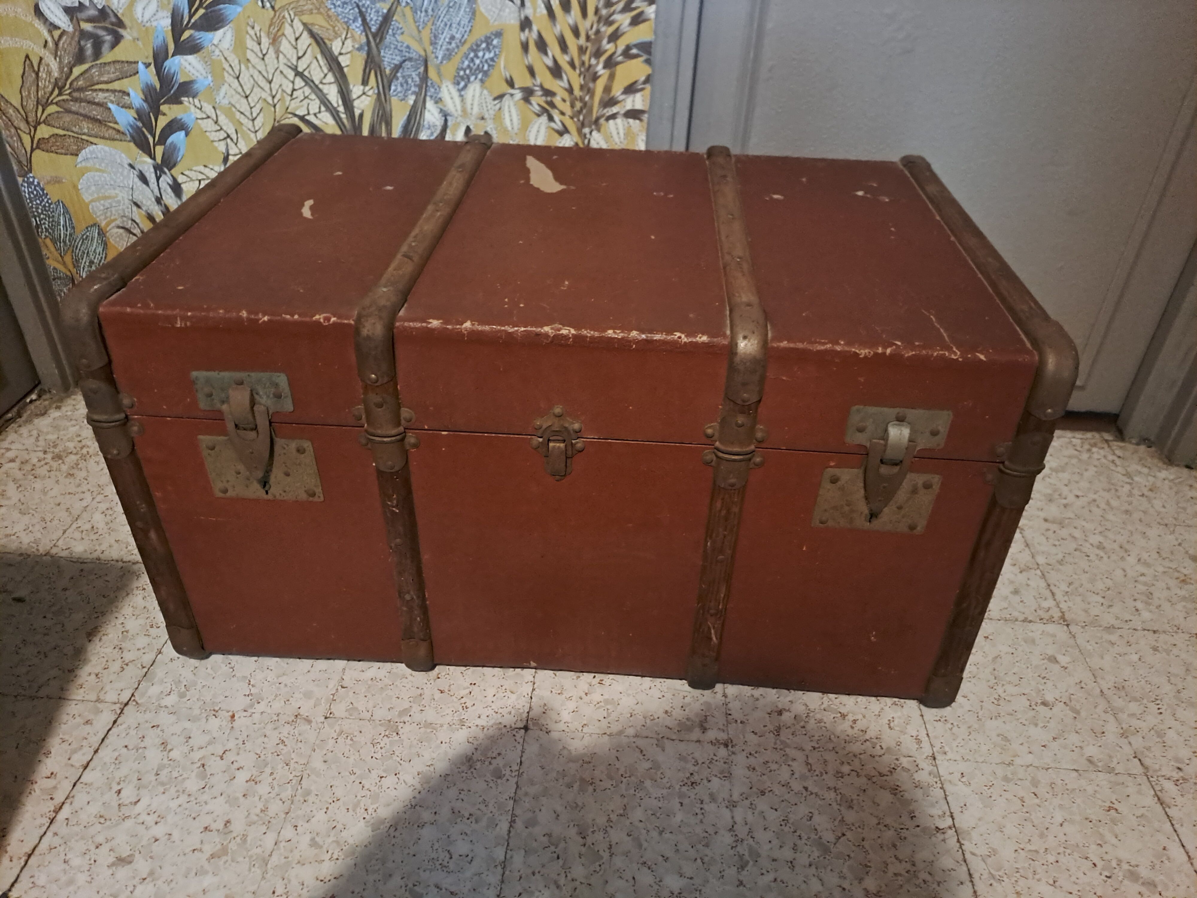Vintage vintage old travel trunk dating from the 1920s/1940s