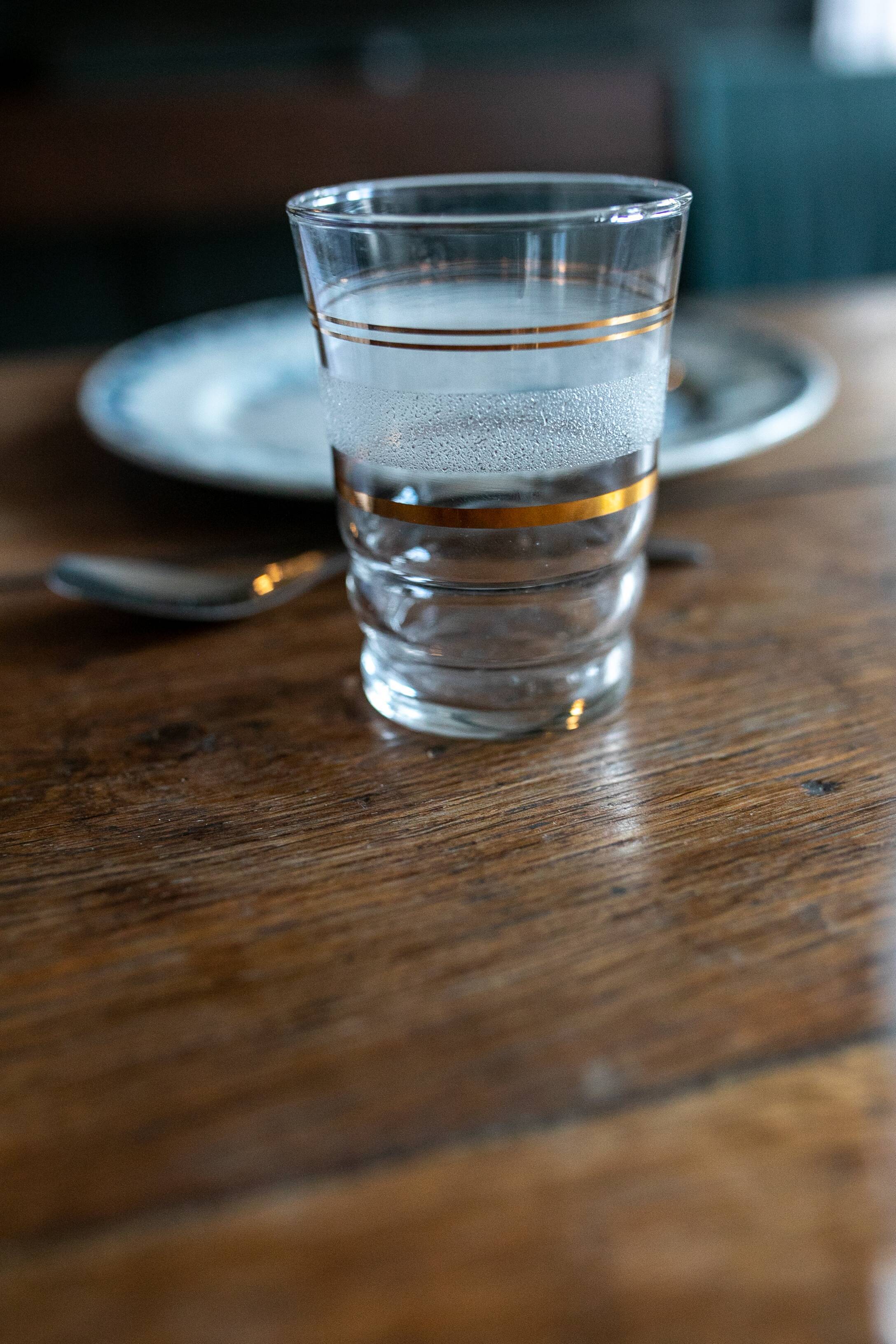Lot de 8 verres granités blancs