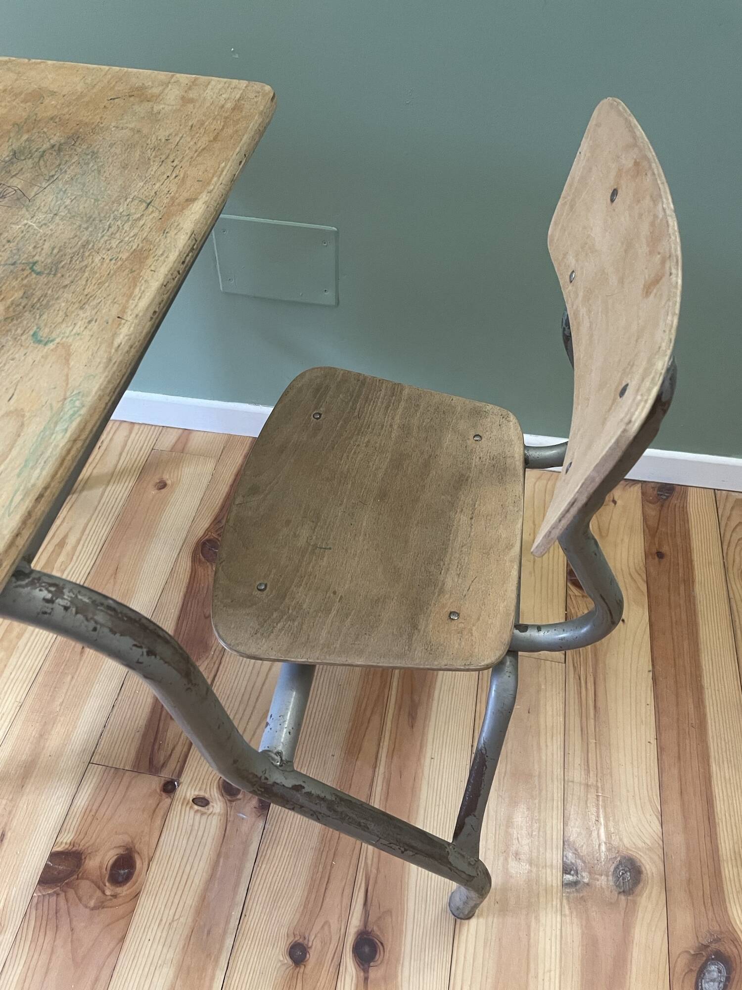 The 1950 school desk with its integrated chair