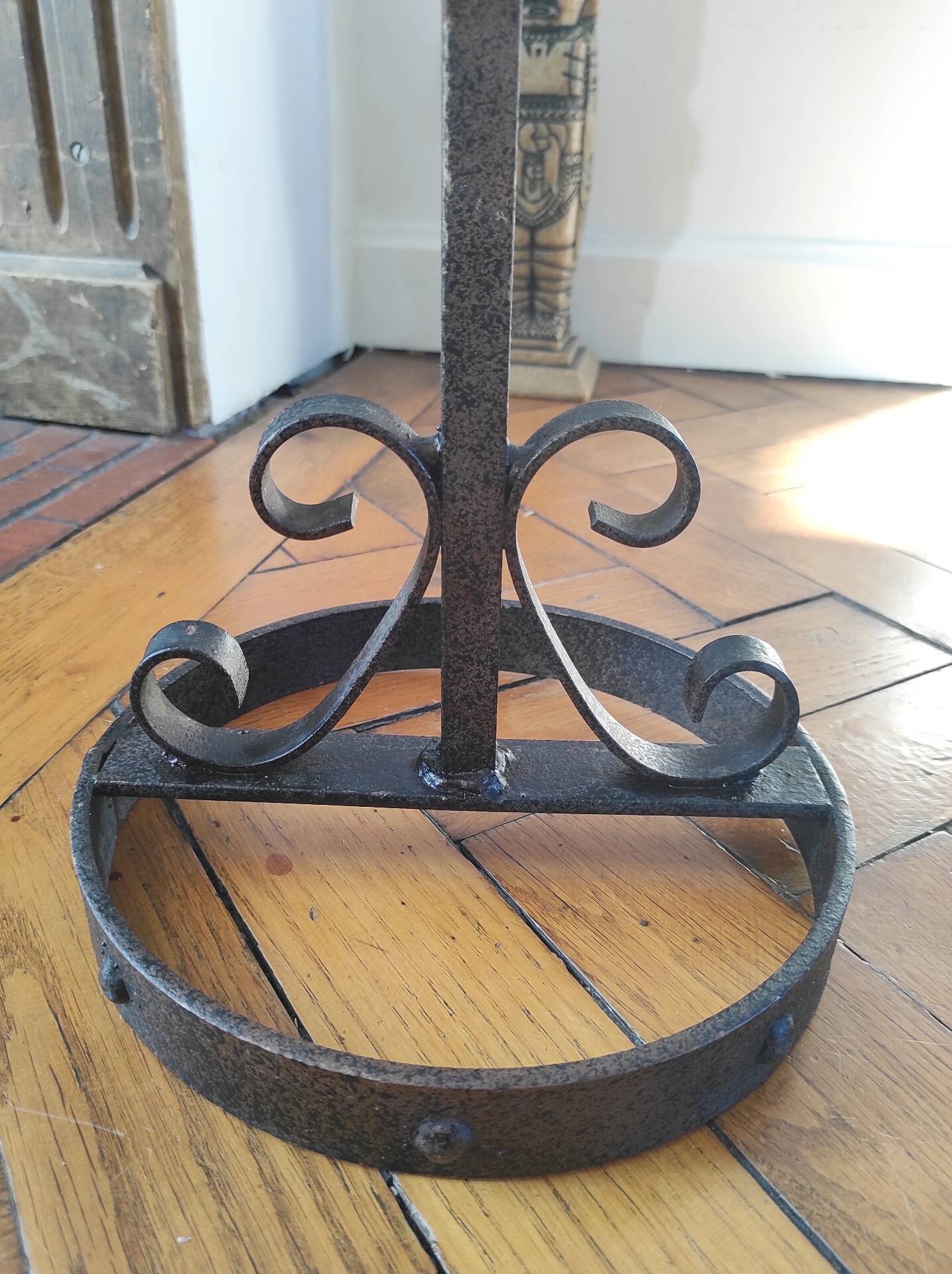 Meuble d'appoint, cendrier brutaliste en fer forgé et bois