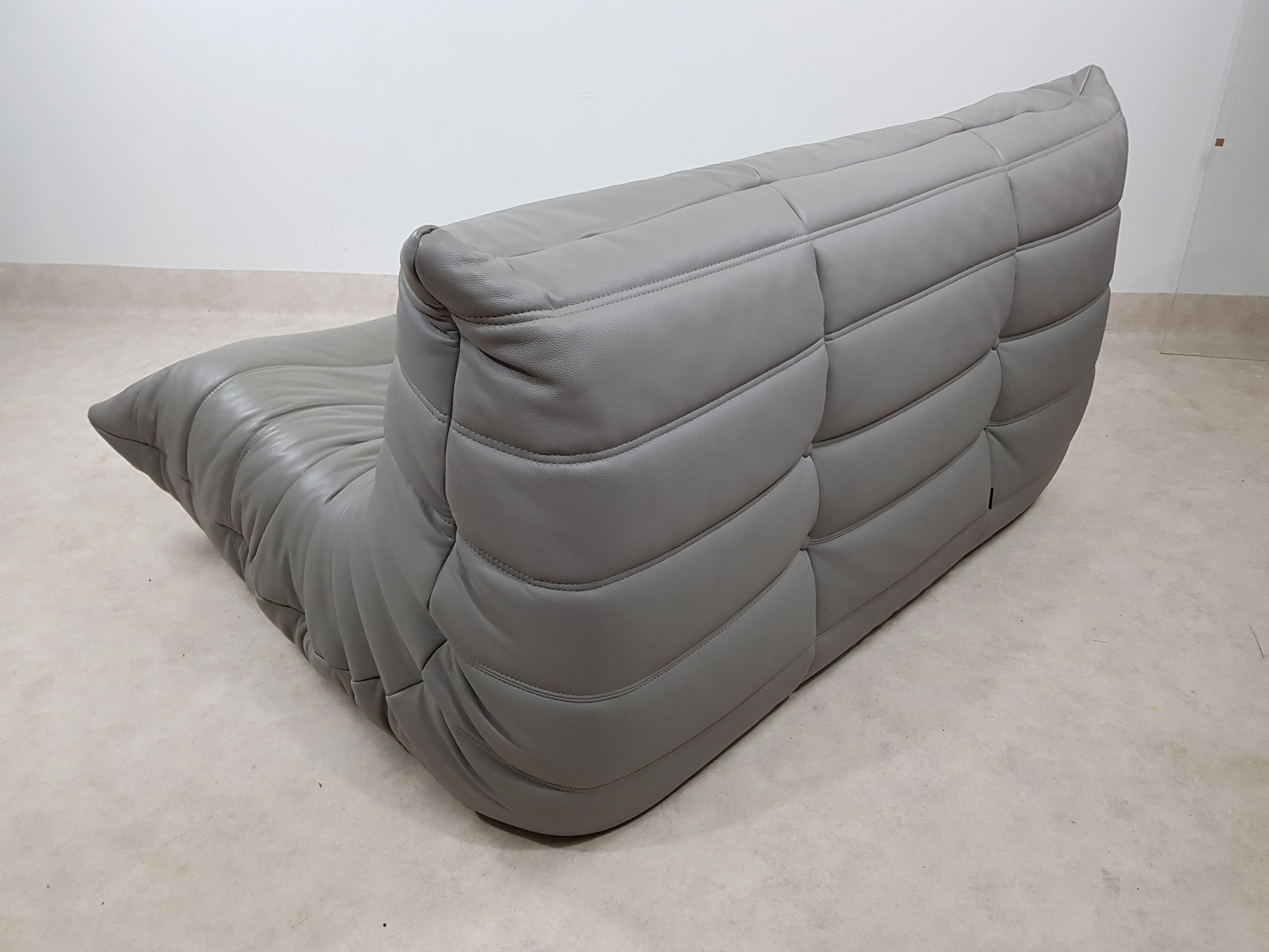 Michel Ducaroy's 2-seater mouse grey leather sofa for Ligne Roset