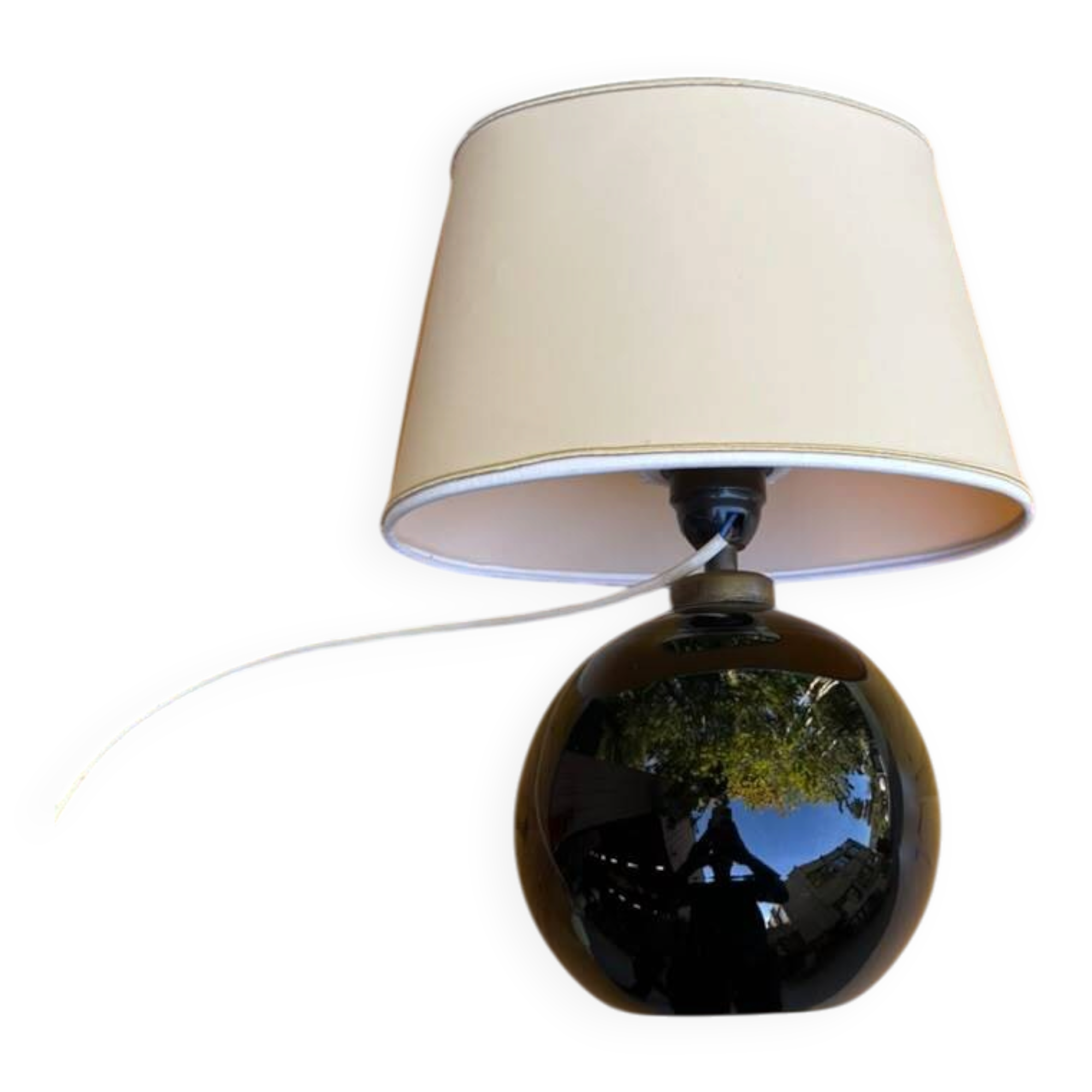 Vintage 80s table lamp with a black ceramic base and beige shade.
