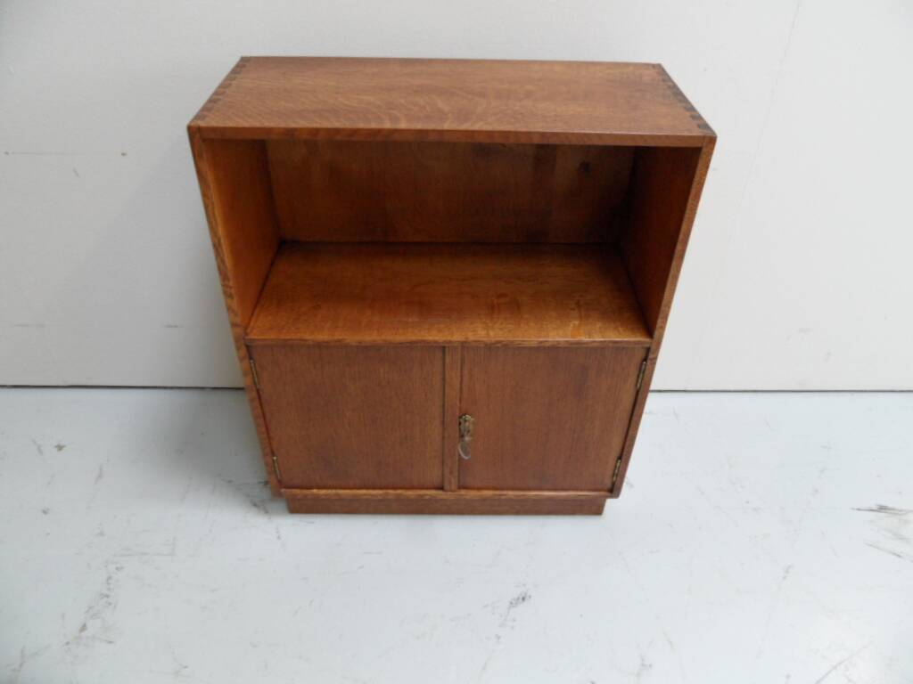 Bibliothèque vintage en chêne ouverte avec 2 portes.