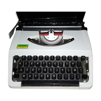 Brother 100 vintage writing machine with its transport case
