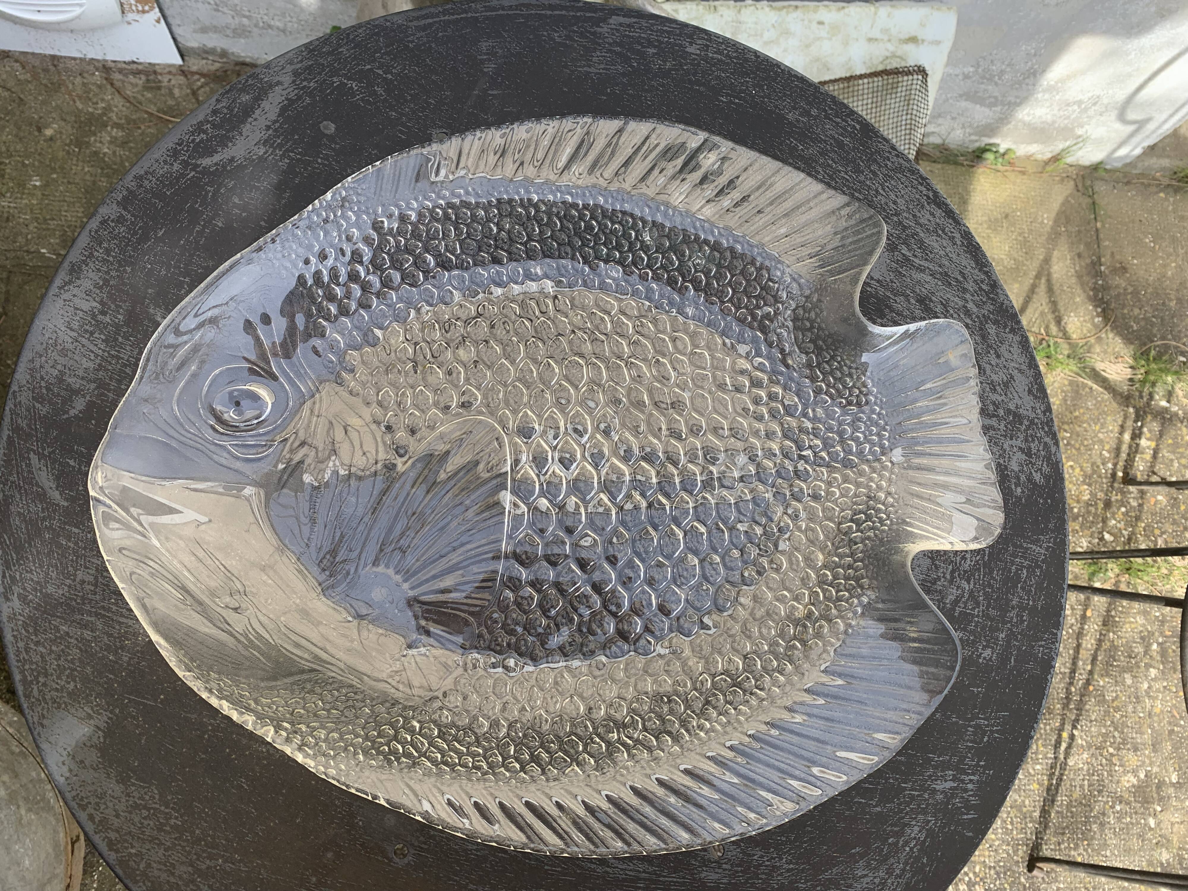 Large fish-shaped dish in transparent glass, made in France, vintage 1970