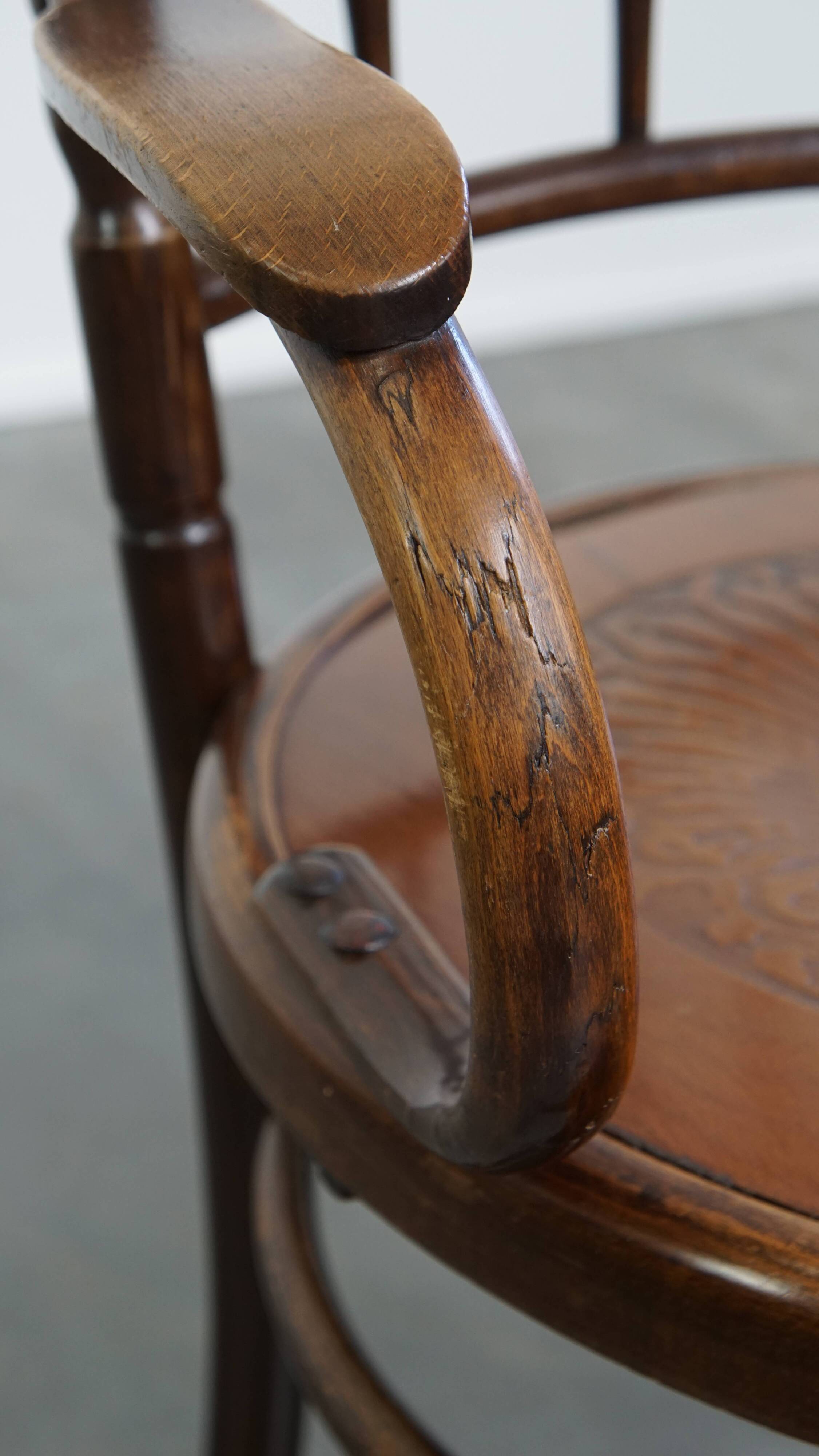 Chaise bistrot ancienne en bois avec accoudoirs