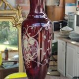 Ancien vase en cristal rouge gravé