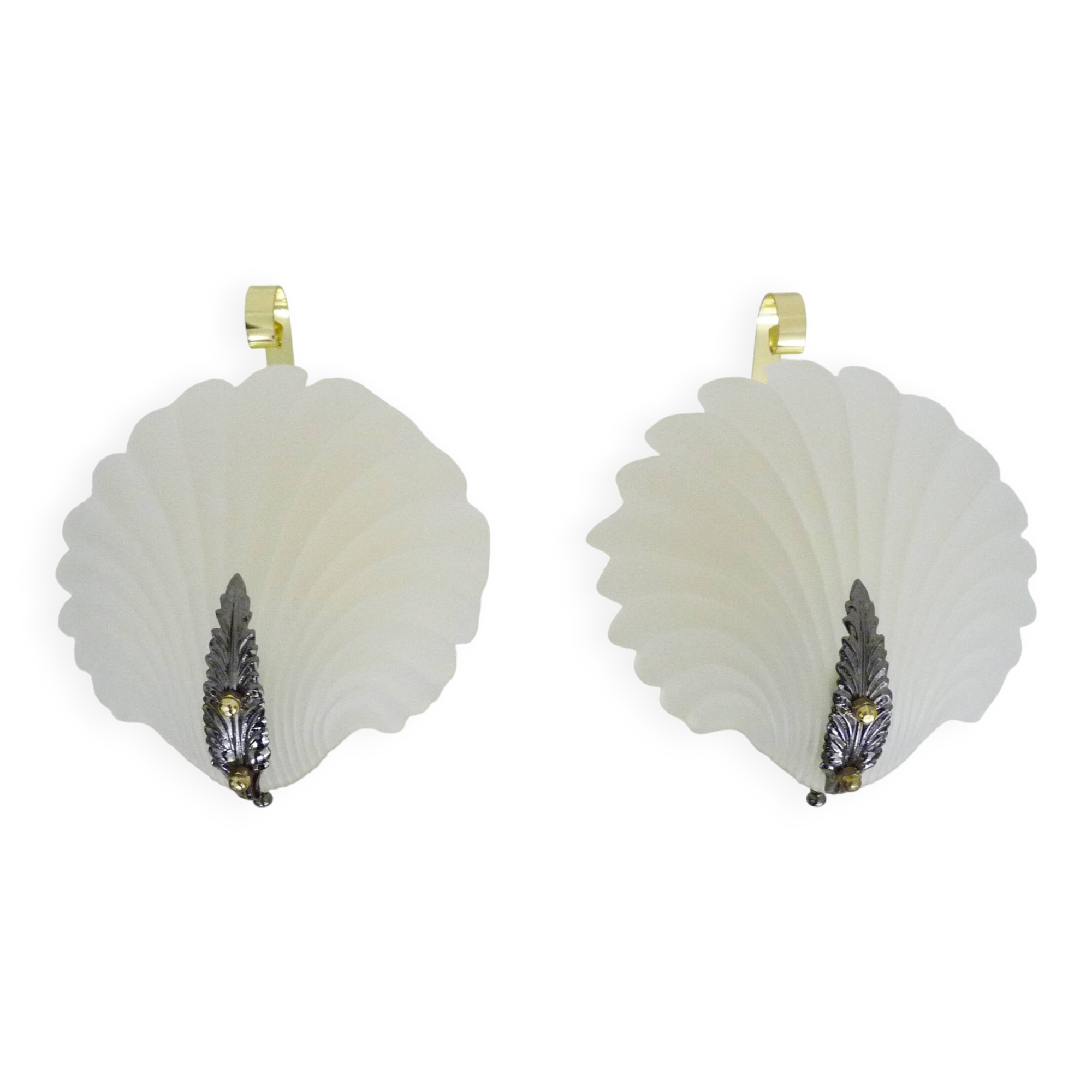 Pair of shell wall lights in glass and gold-plated metal. 1980s