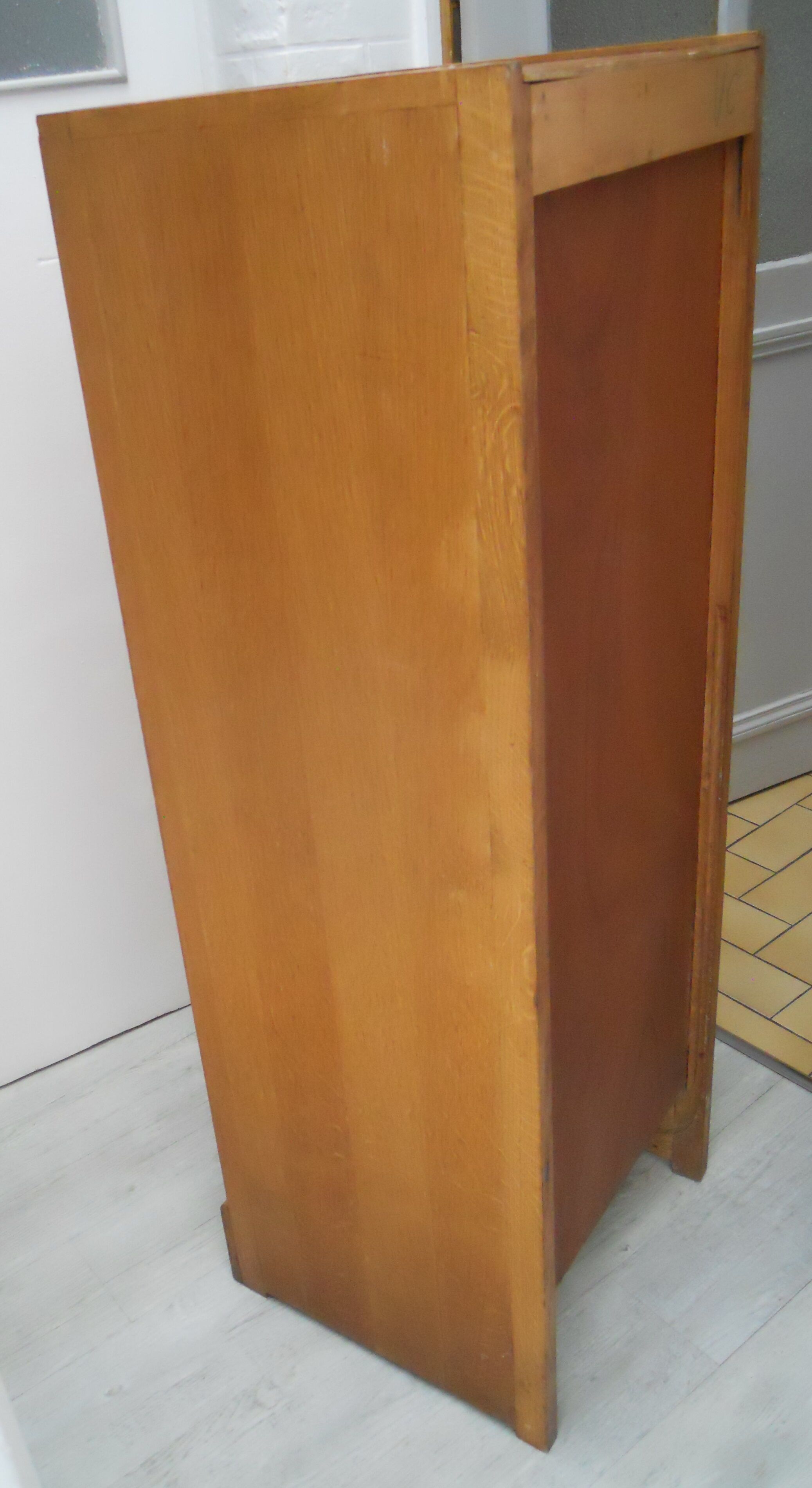 Furniture a curtain years 40