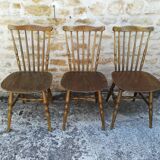 Chaises de bistrot depareillées