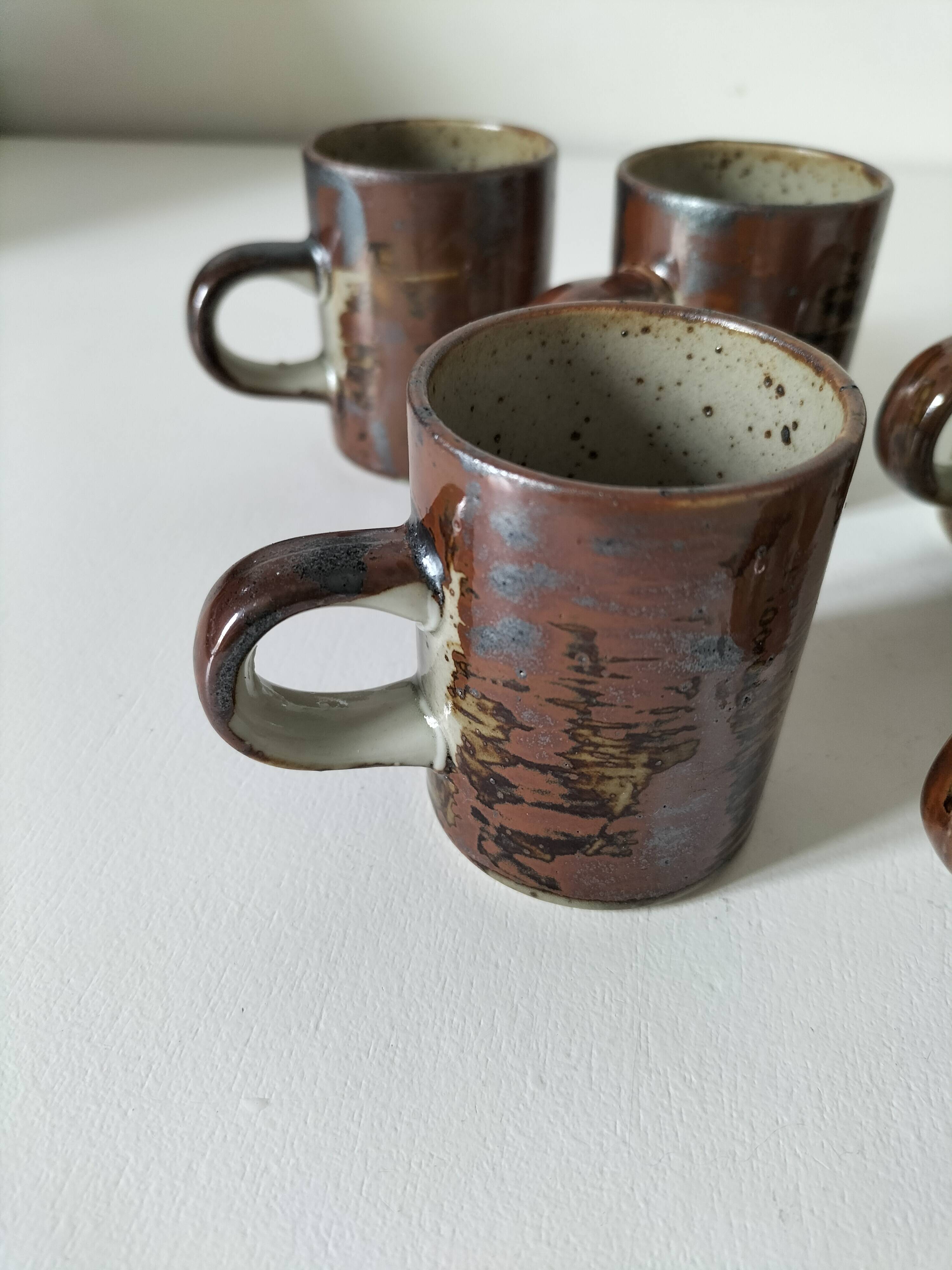 6 tasses en grès moucheté et décor émaillé