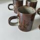 6 tasses en grès moucheté et décor émaillé