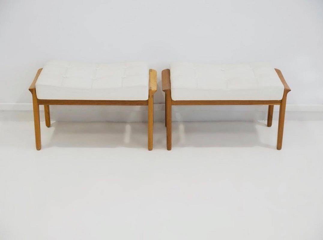 Paire d'ottomans tapissés en teck et cuir blanc