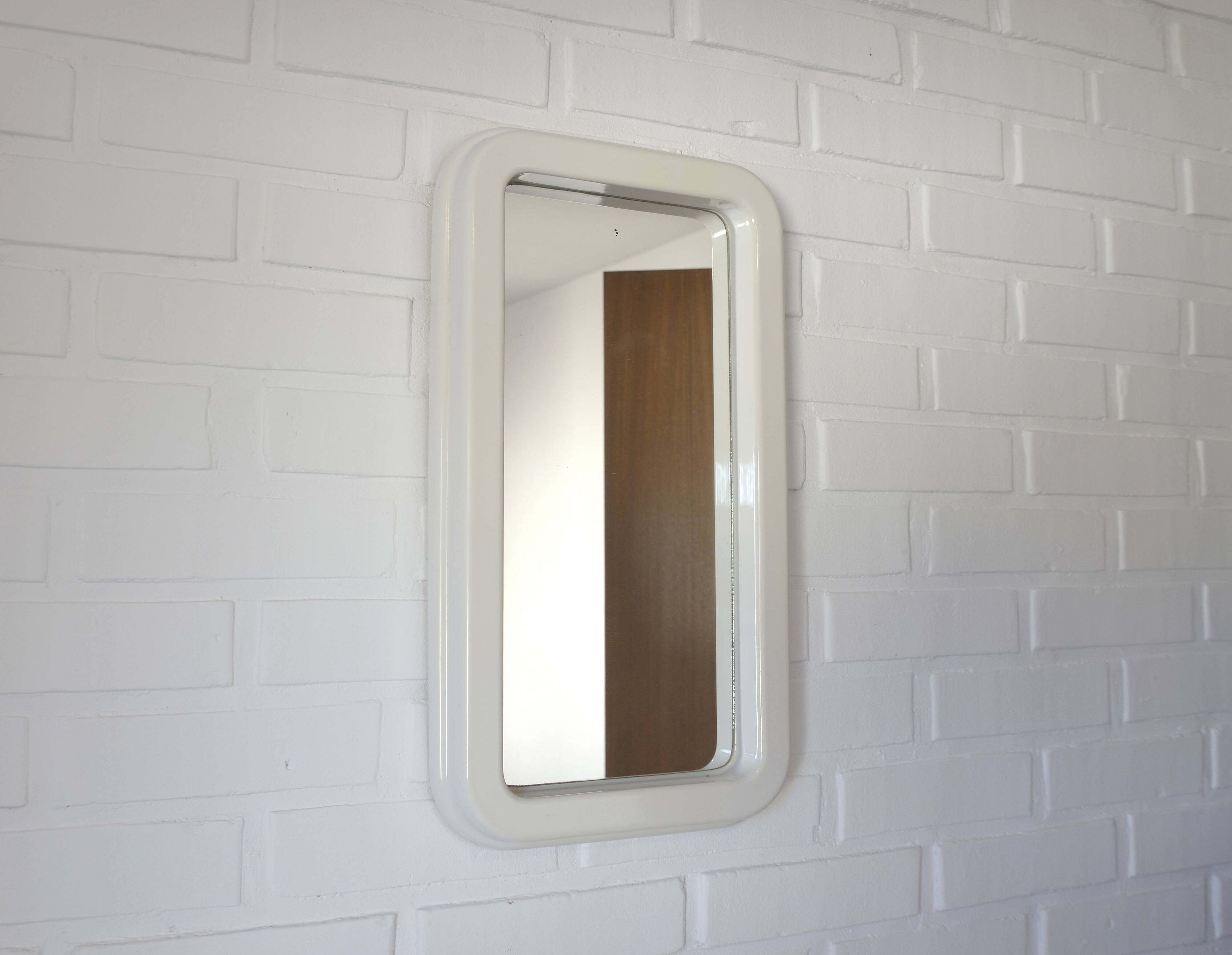 Miroir mural en plastique blanc style Space Age vintage Mid-Century Modern (MCM), Yougoslavie, années 1970
