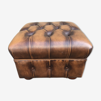Chesterfield pouf in leather