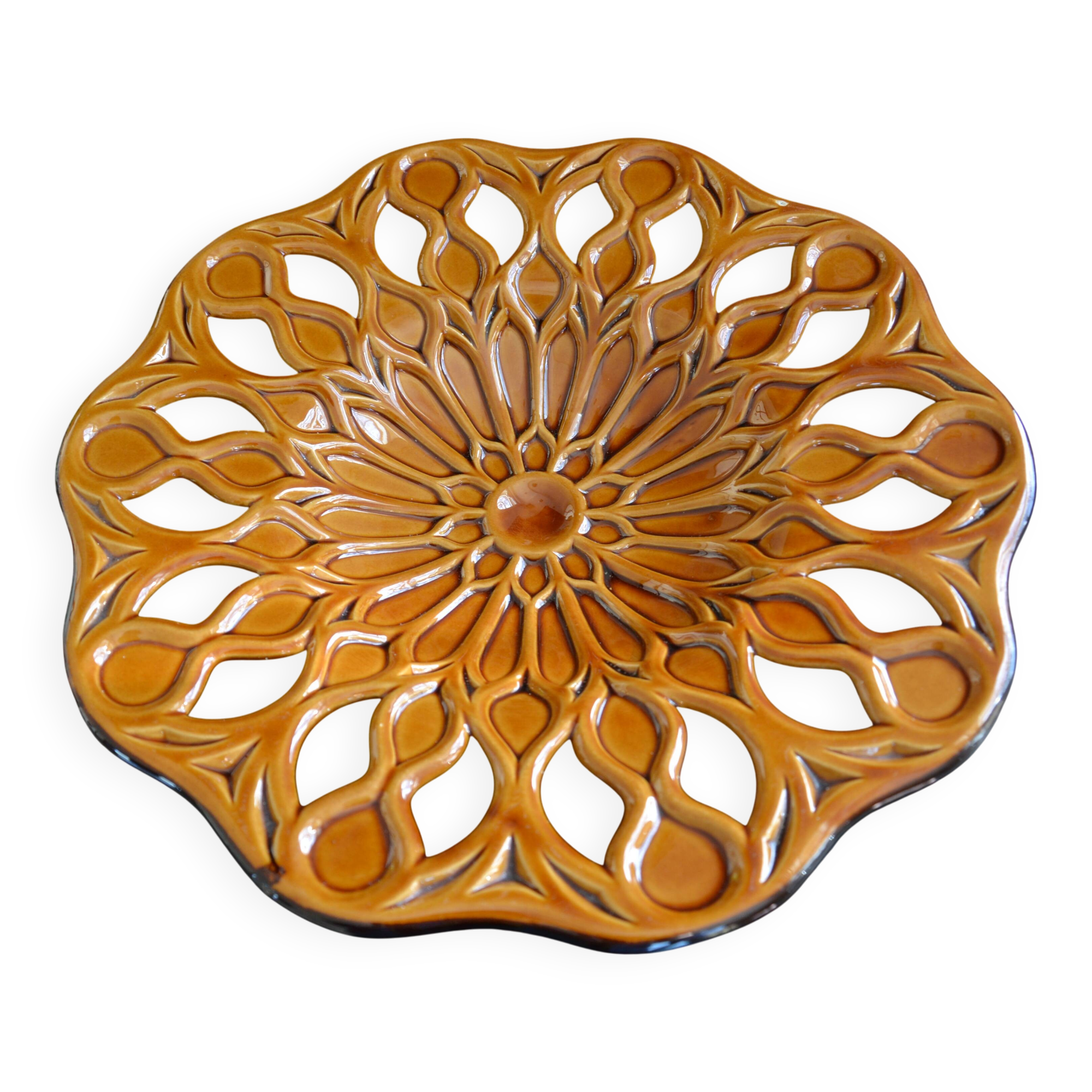 Cut-out ceramic fruit bowl