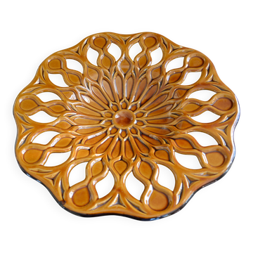 Cut-out ceramic fruit bowl
