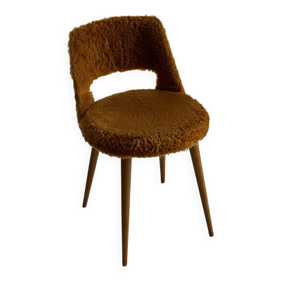 Chaise tonneau moumoute camel par Baumann