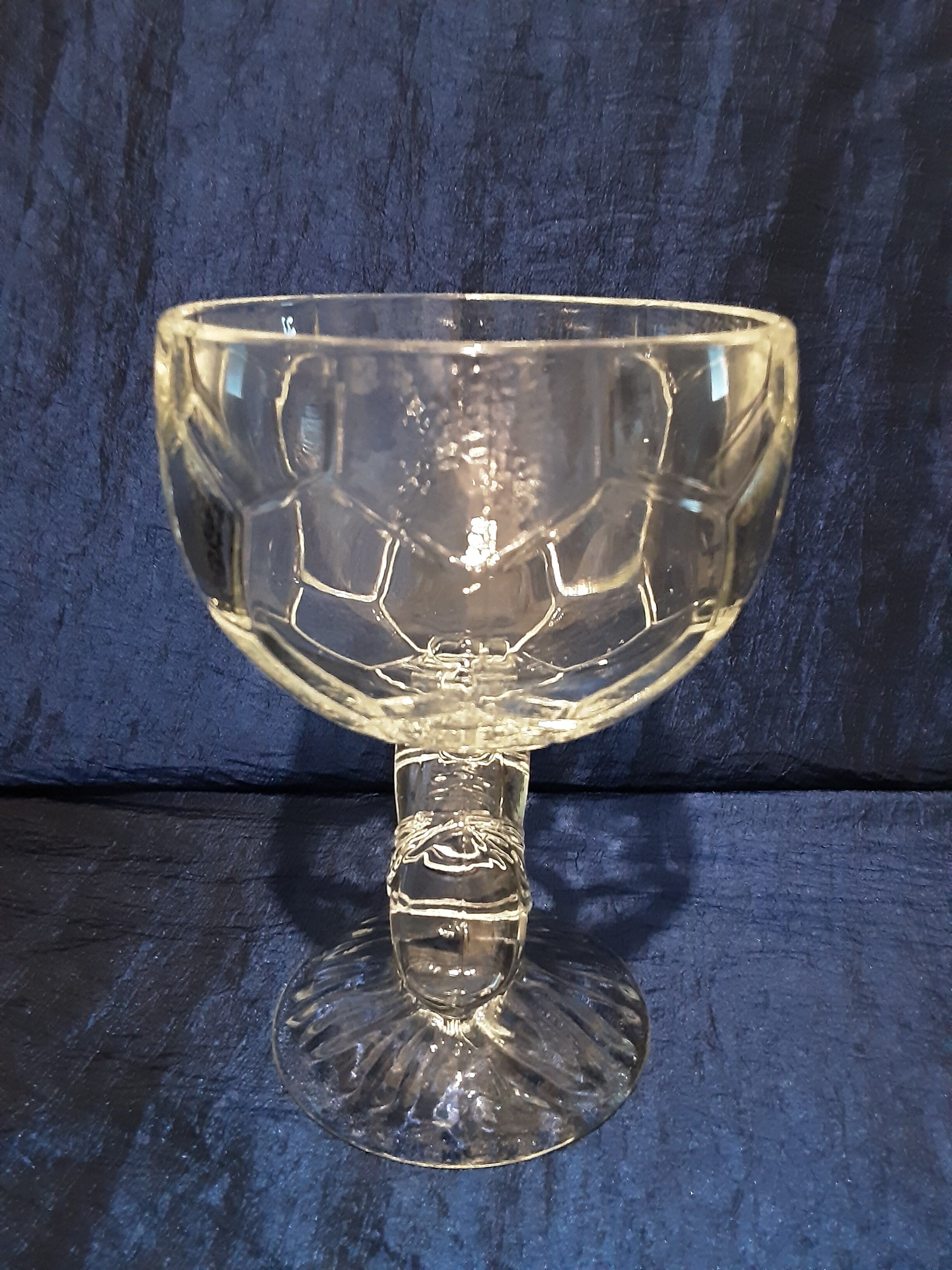 Pot with opaline lid