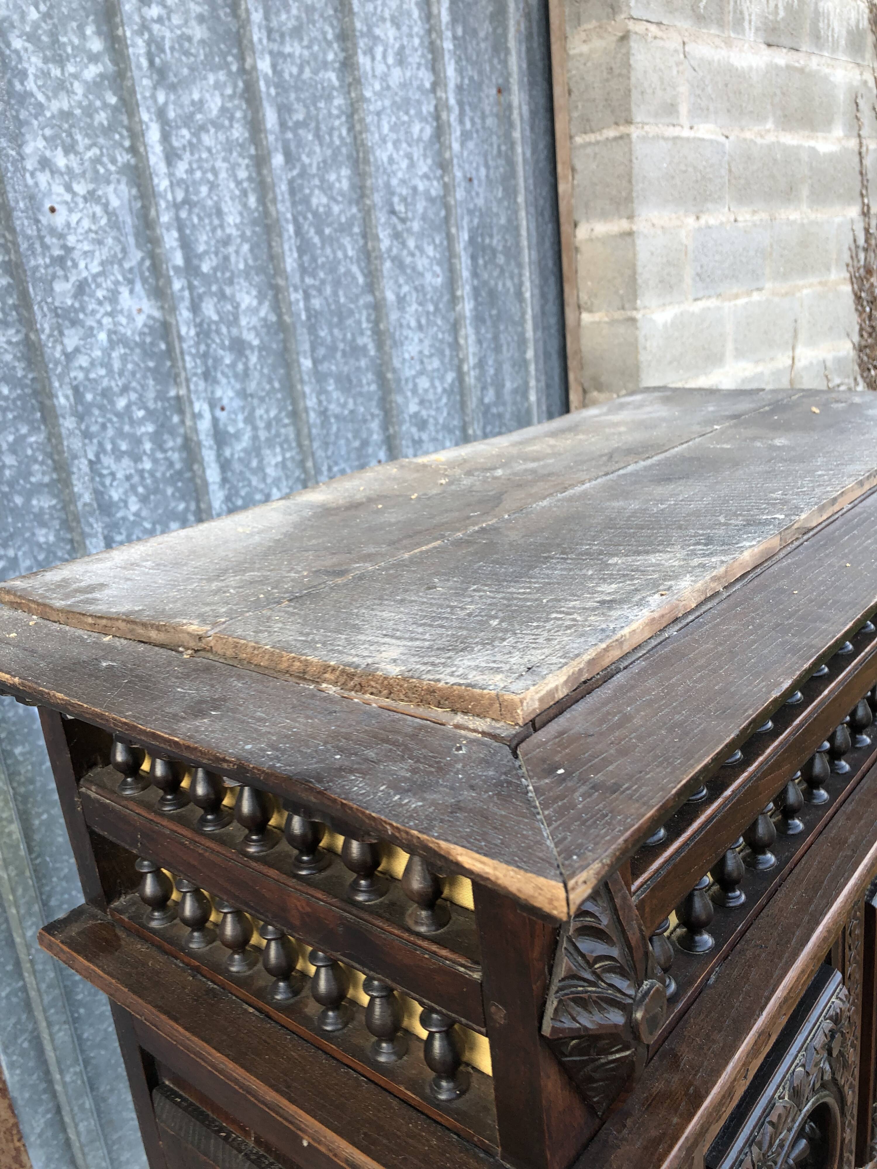 Breton bonnet cupboard in solid oak with 1 door and 1 drawer.