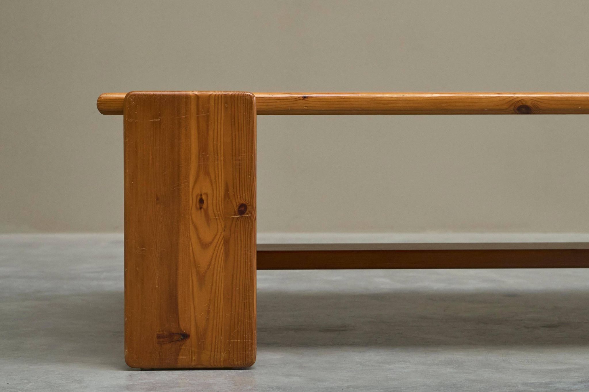 Table basse architecturale en pin massif années 1970