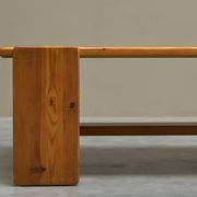 Table basse architecturale en pin massif années 1970