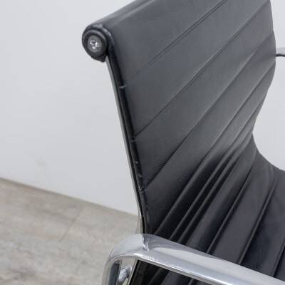 Vitra Aluminum Chair EA 118