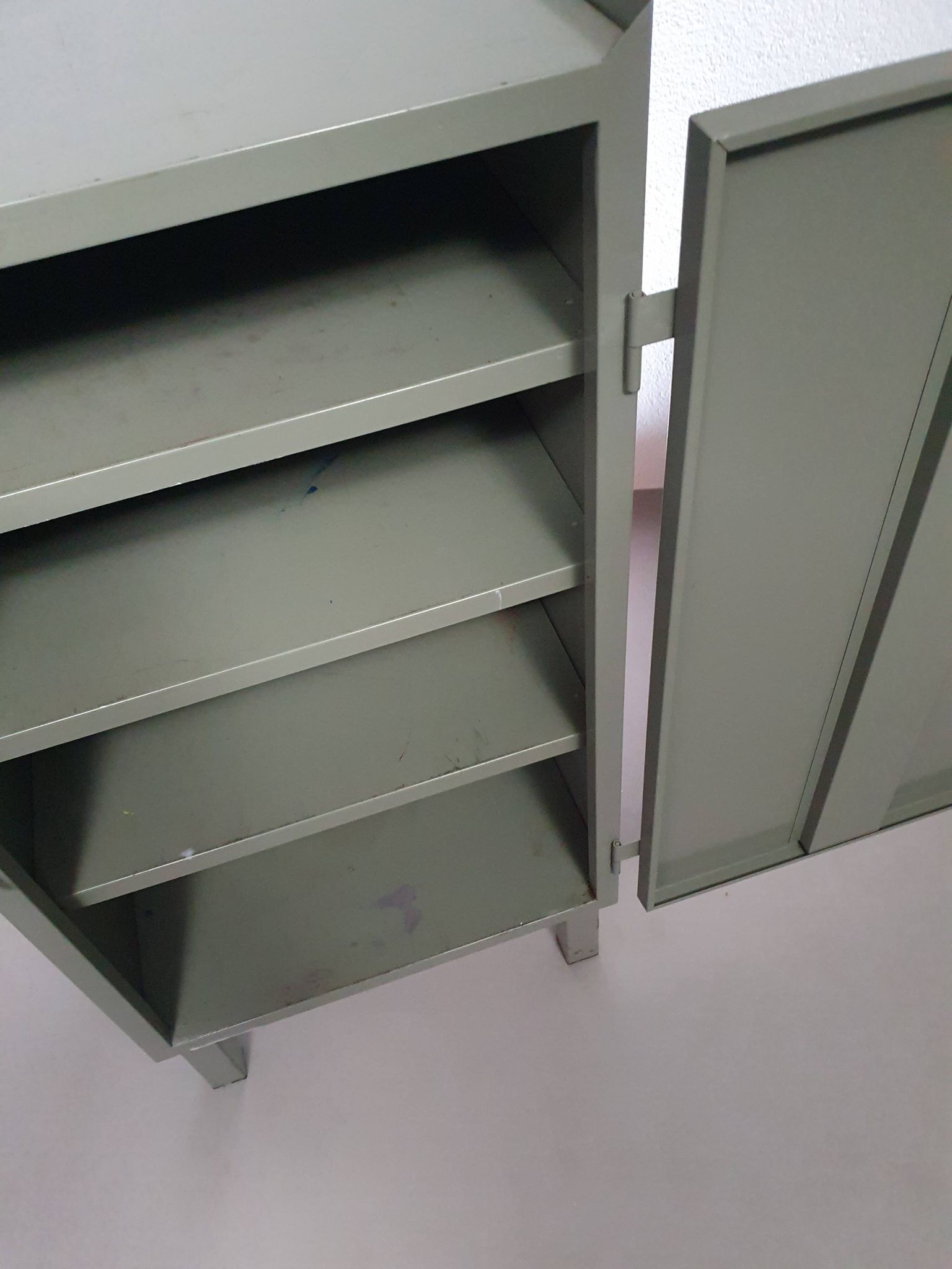 Casier en métal gris. Petit buffet industriel.