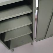Casier en métal gris. Petit buffet industriel.