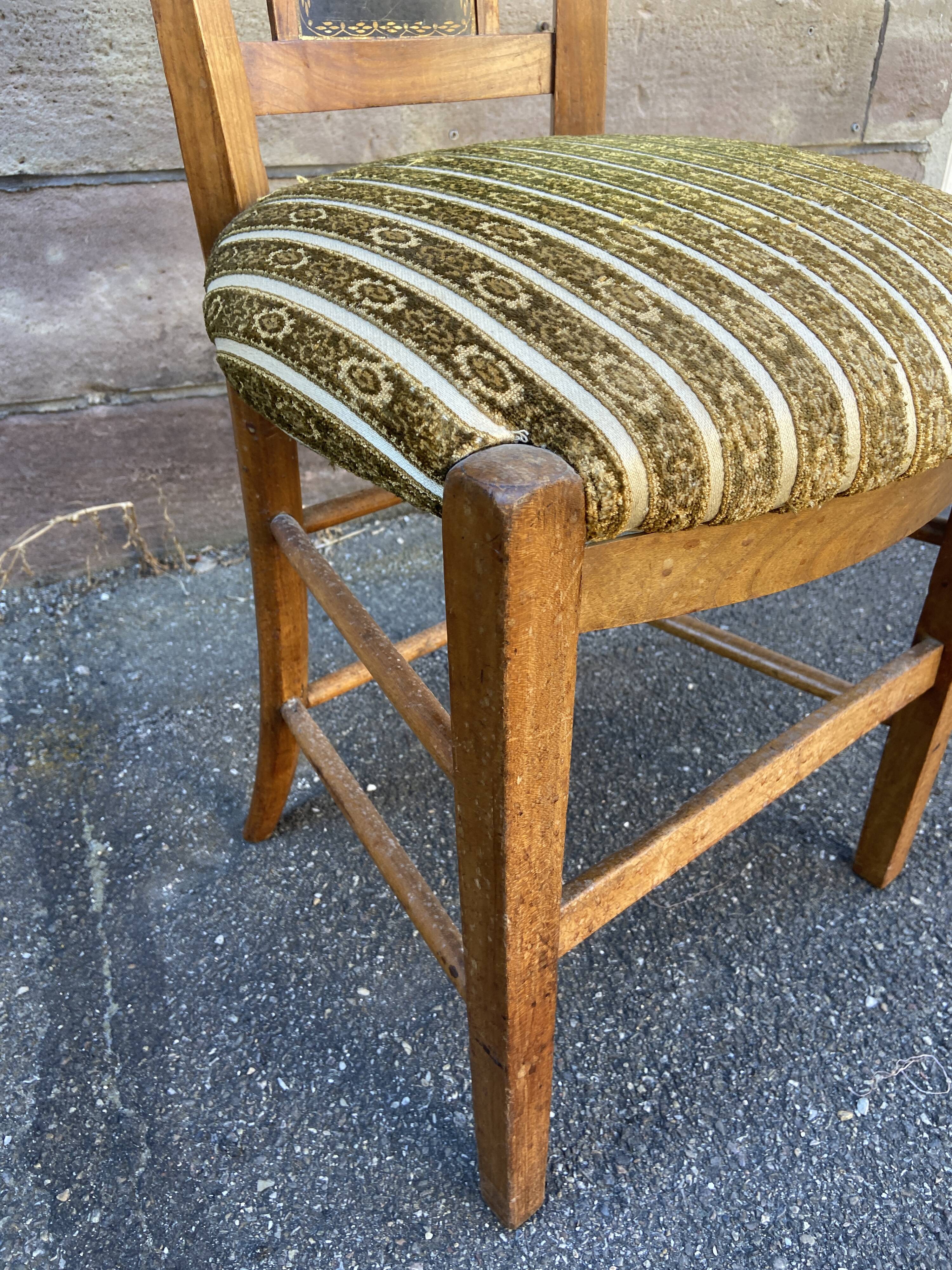 Chaise d'epoque directoire à décor peint dans le dossier