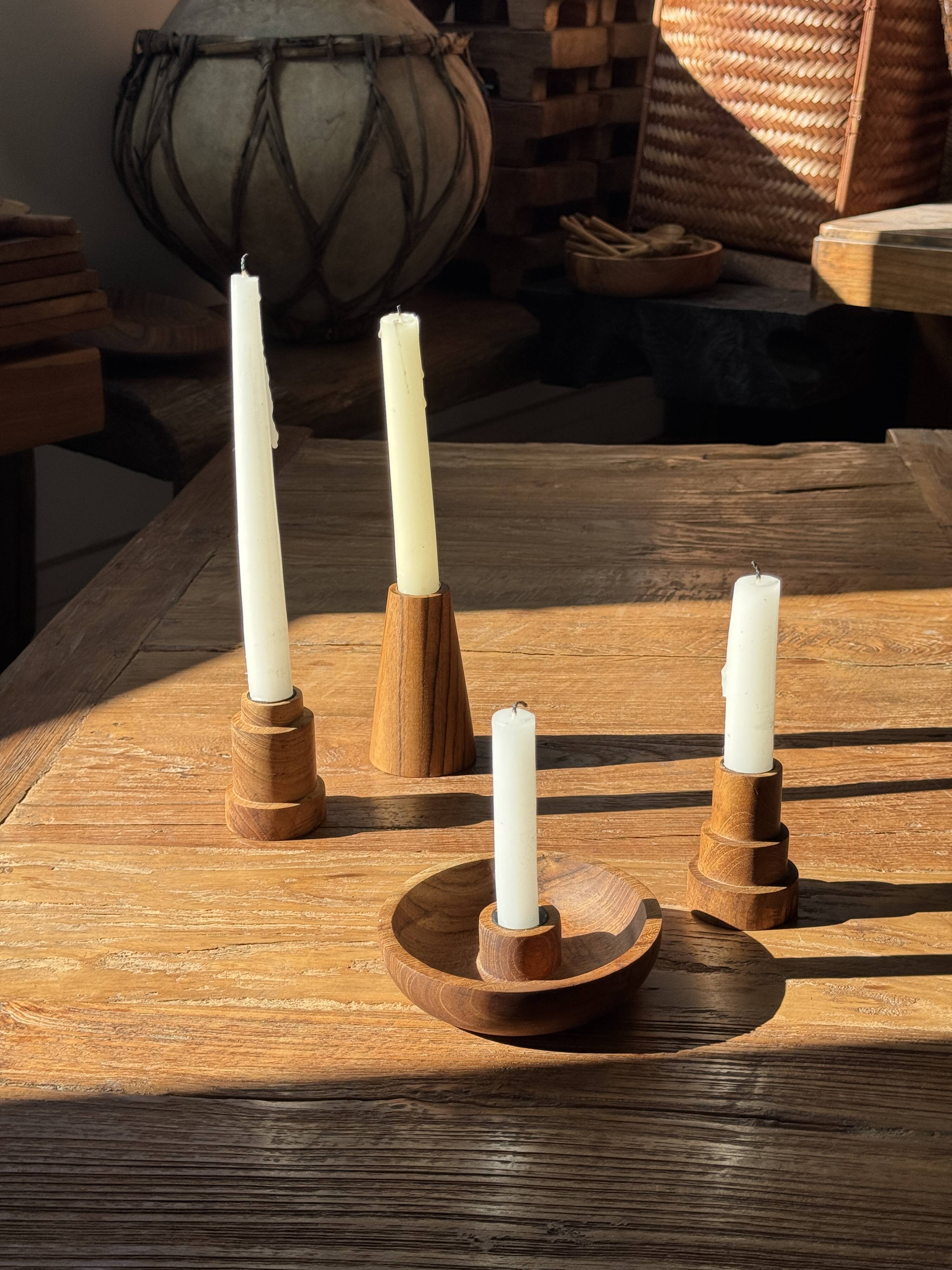 Pyramidal circular teak monoxyle candlestick H7 D5