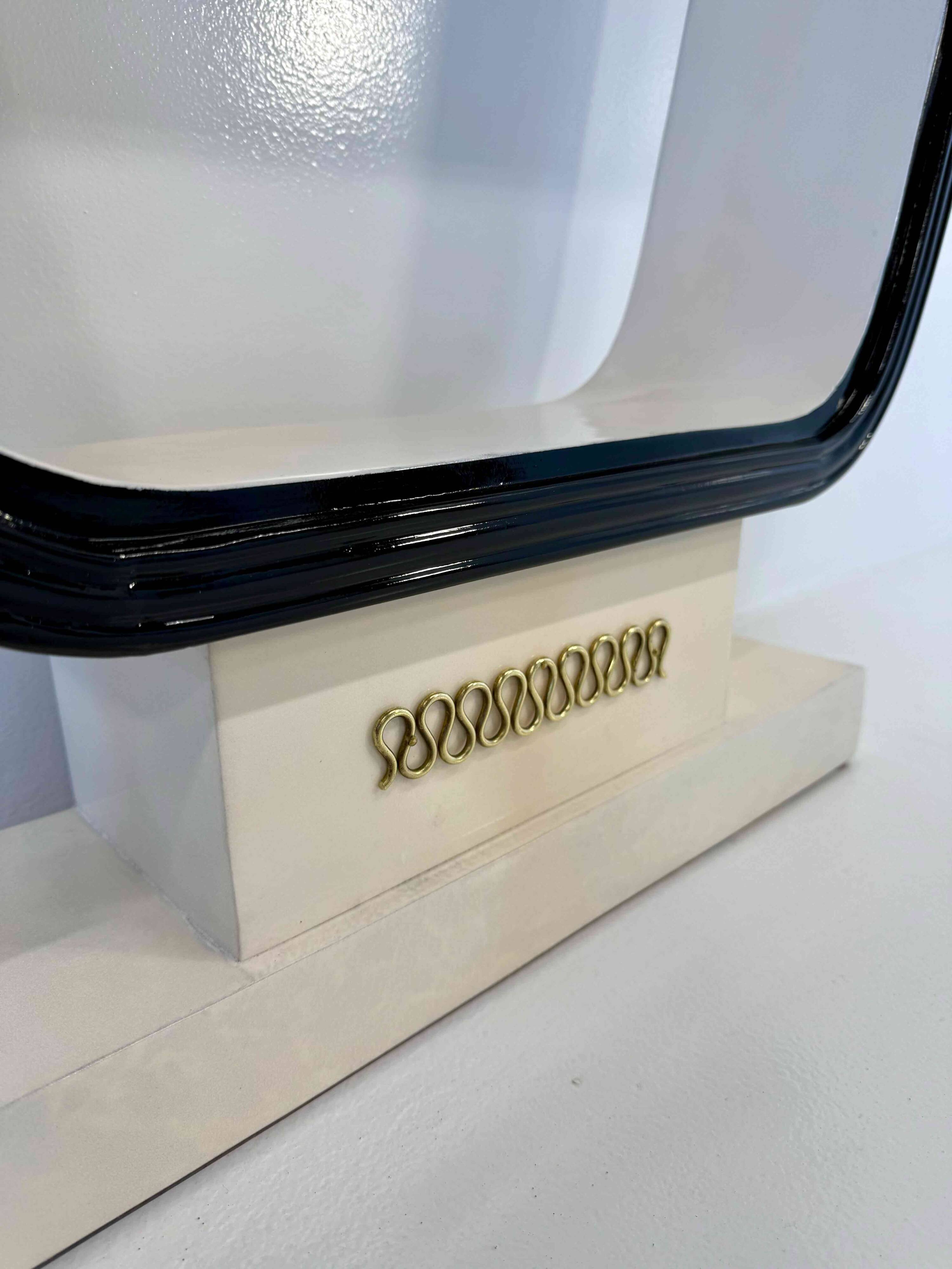 Elegant Italian Art Deco Console from the late 1940s, attributed to Osvaldo Borsani