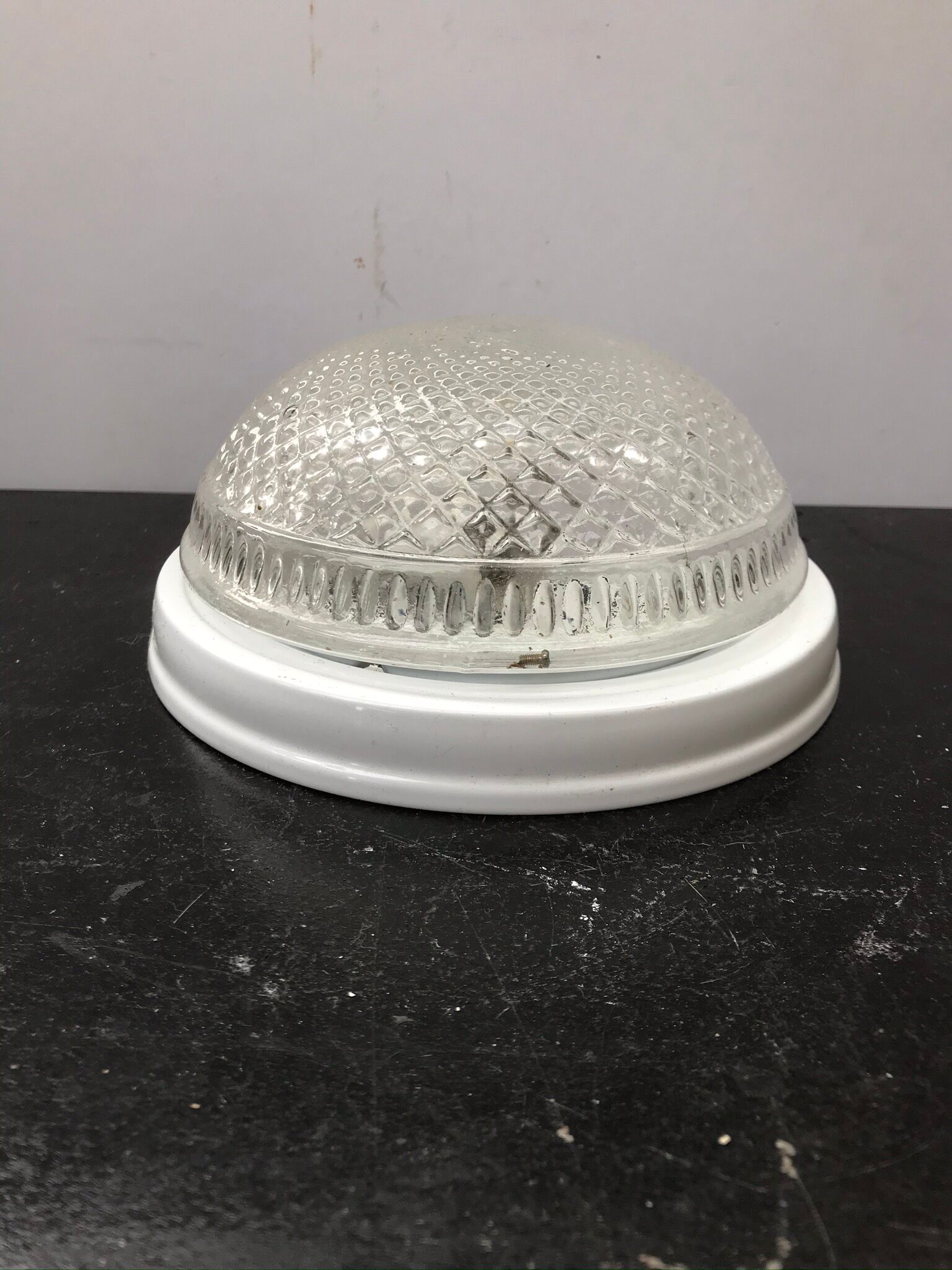 Platfonr Applied Rond Moulded Glass - Vintage White Metal Support