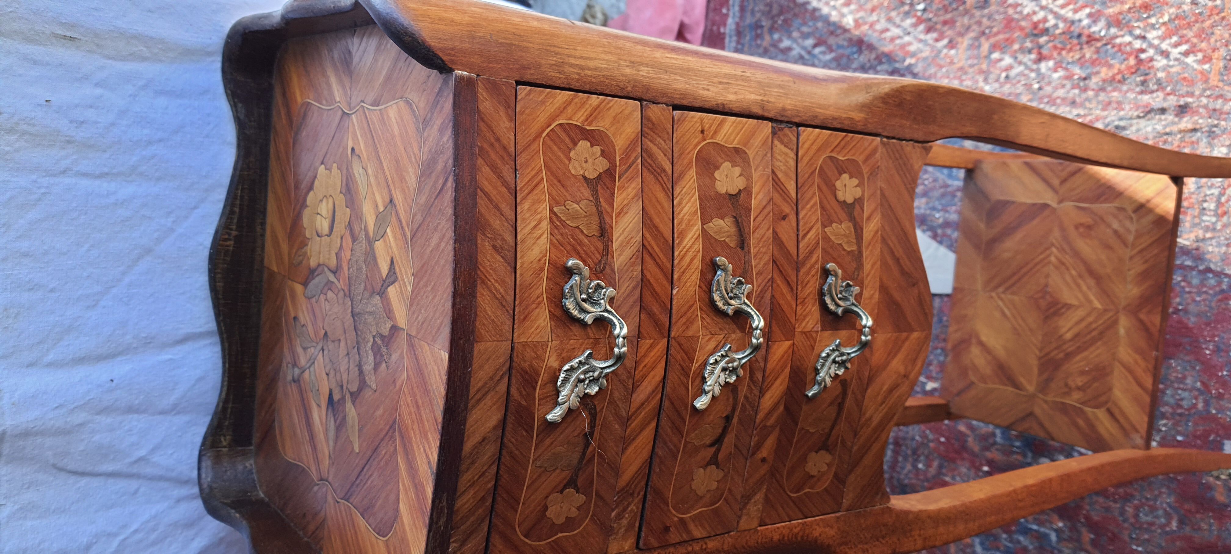 Paire de chevets en marqueterie