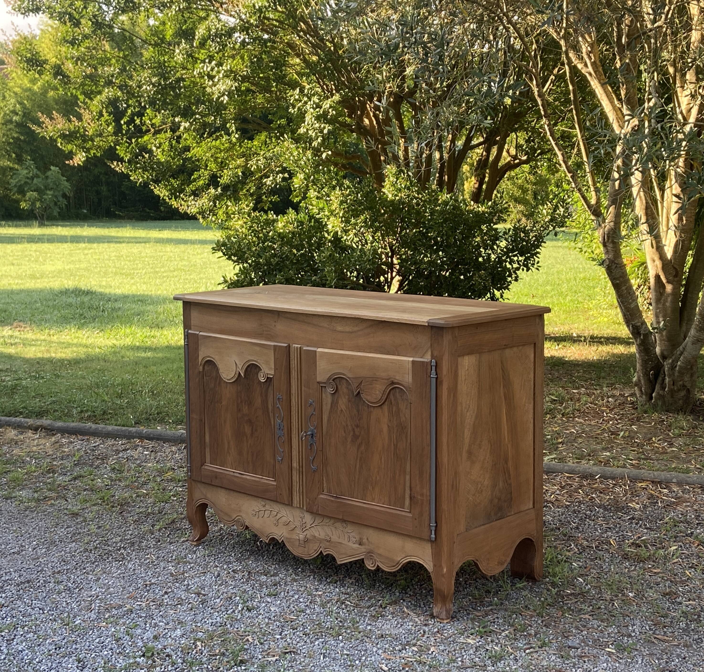 Buffet ancien en noyer