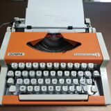Machine à écrire Olympia traveller de luxe orange révisé et ruban neuf