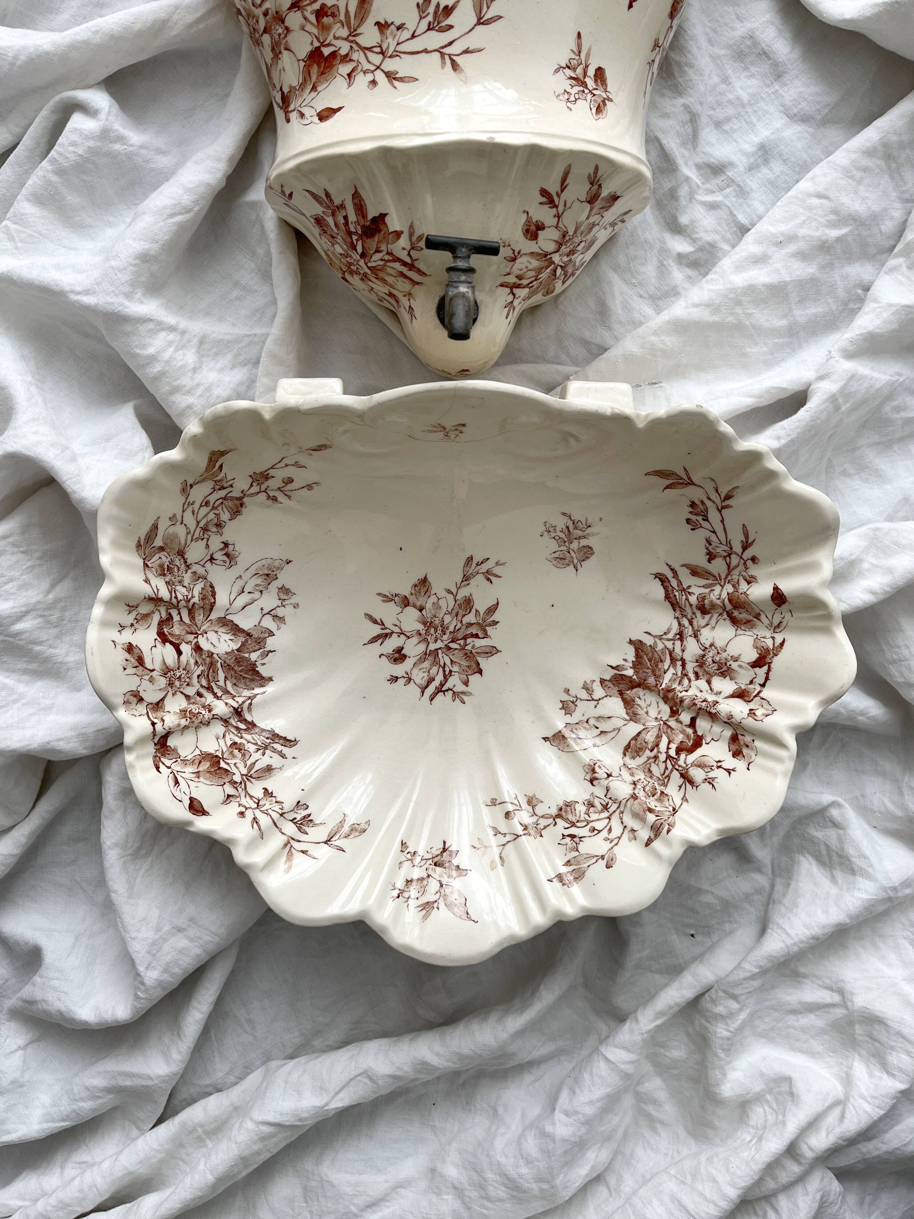 Antique wall fountain in ironstone, "Spring" Gien earthenware, late 19th century