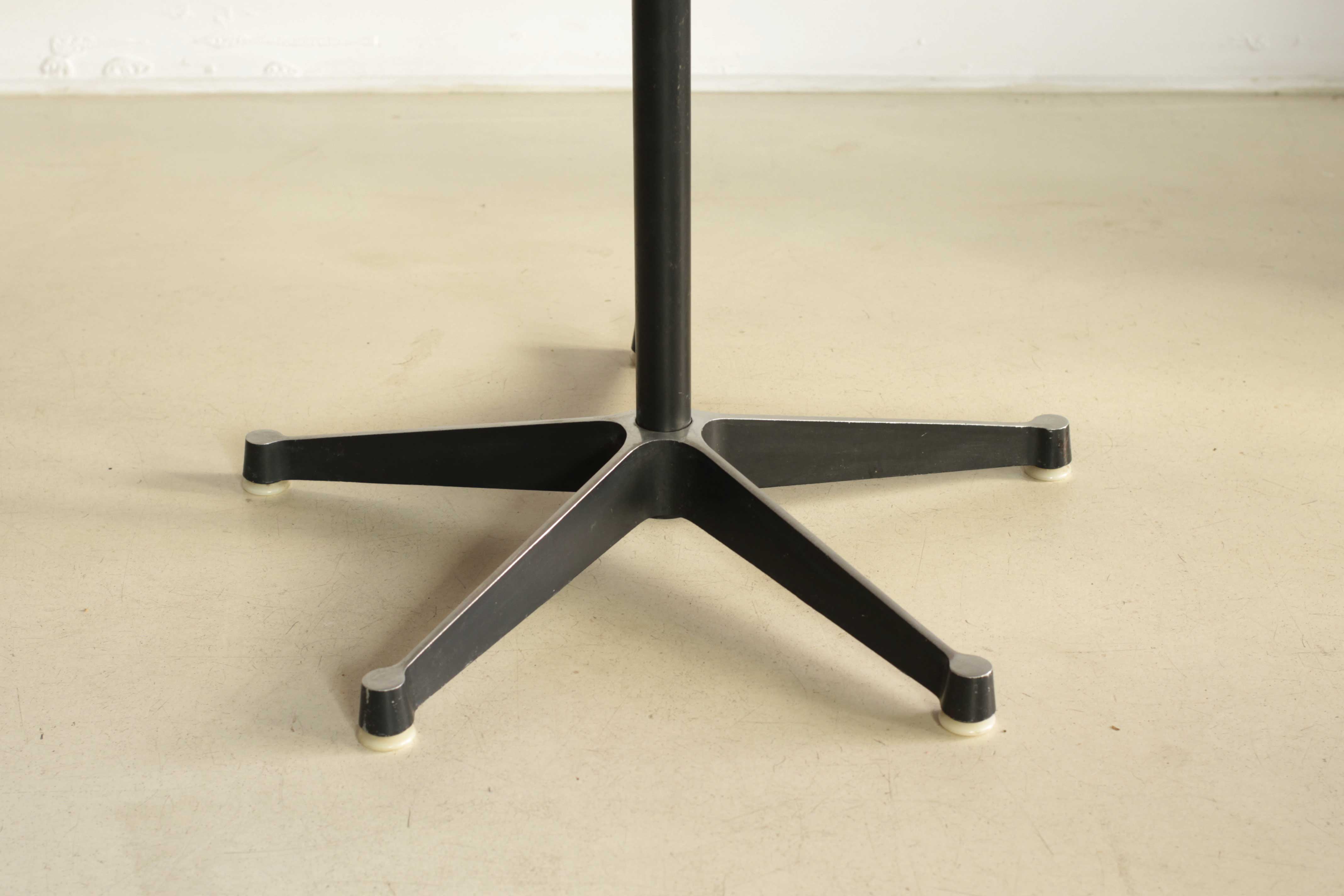 Table ronde par Charles Eames Herman Miller 1950