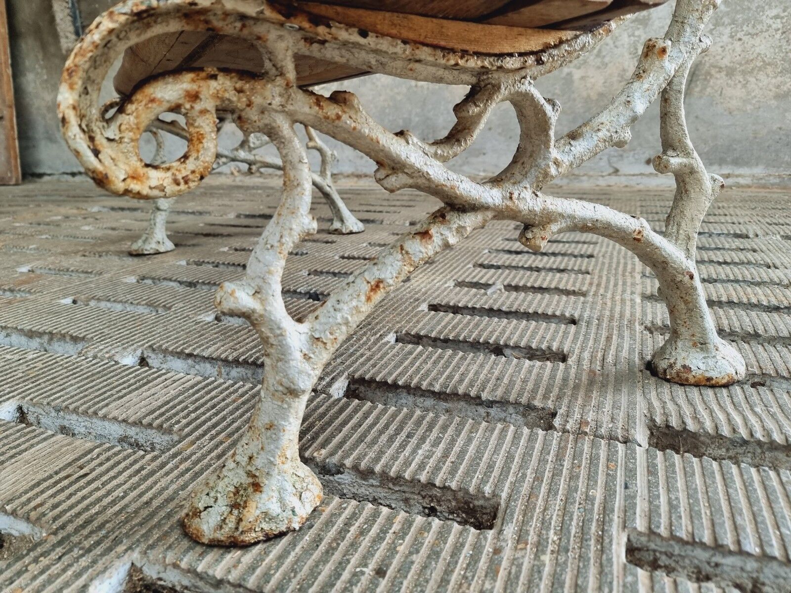 Antique garden bench oak on cast iron legs 125 cm