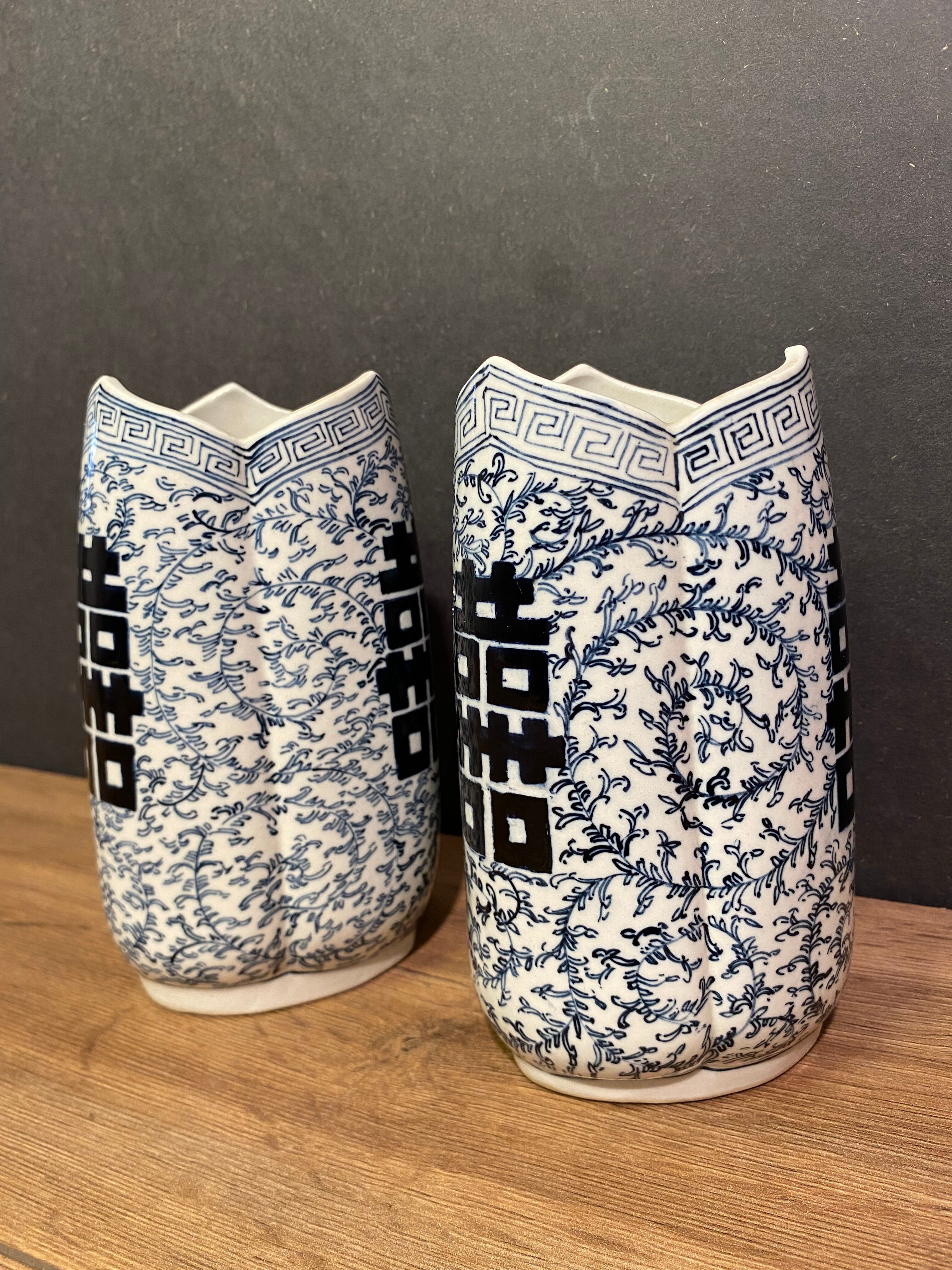 Pair of trilobed Chinese porcelain vases decorated with Chinese ideograms