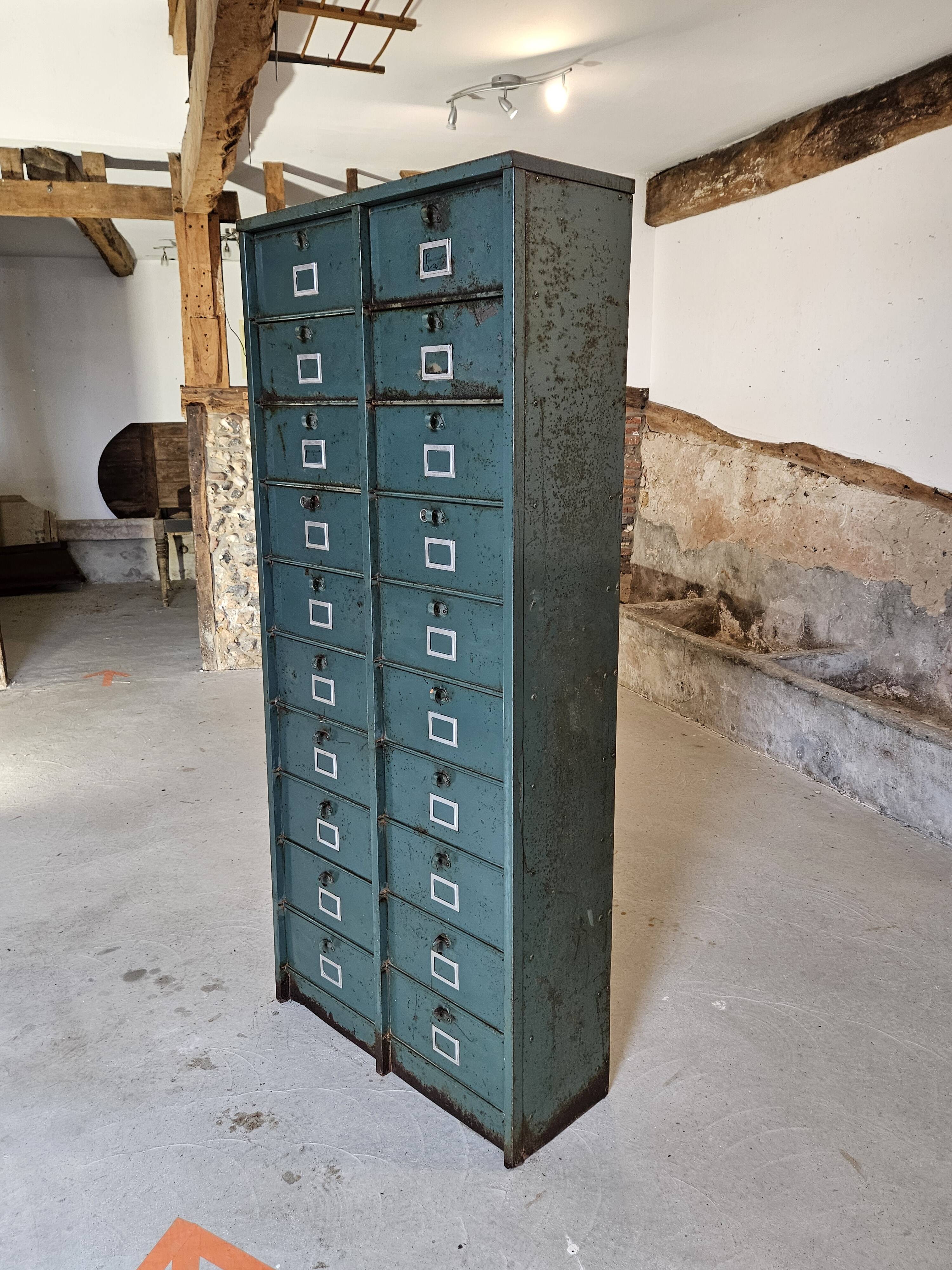 Clamshell furniture / Industrial metal furniture with two Strafor columns