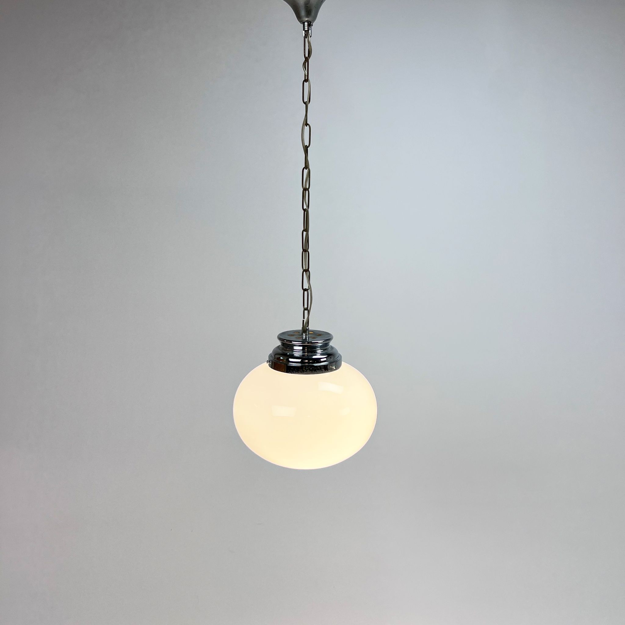 Pendentif ovale italien en opaline du milieu du siècle, années 1960