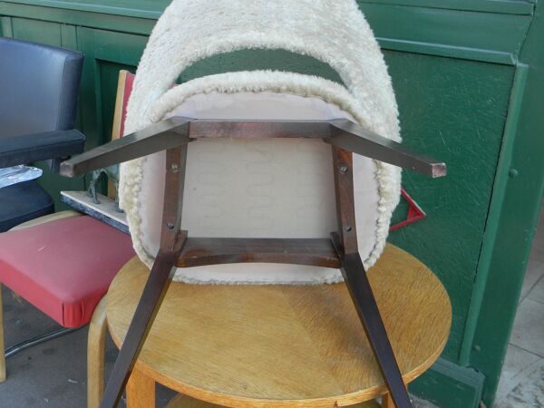 Chaise moumoute pieds carrés bout laiton années 60