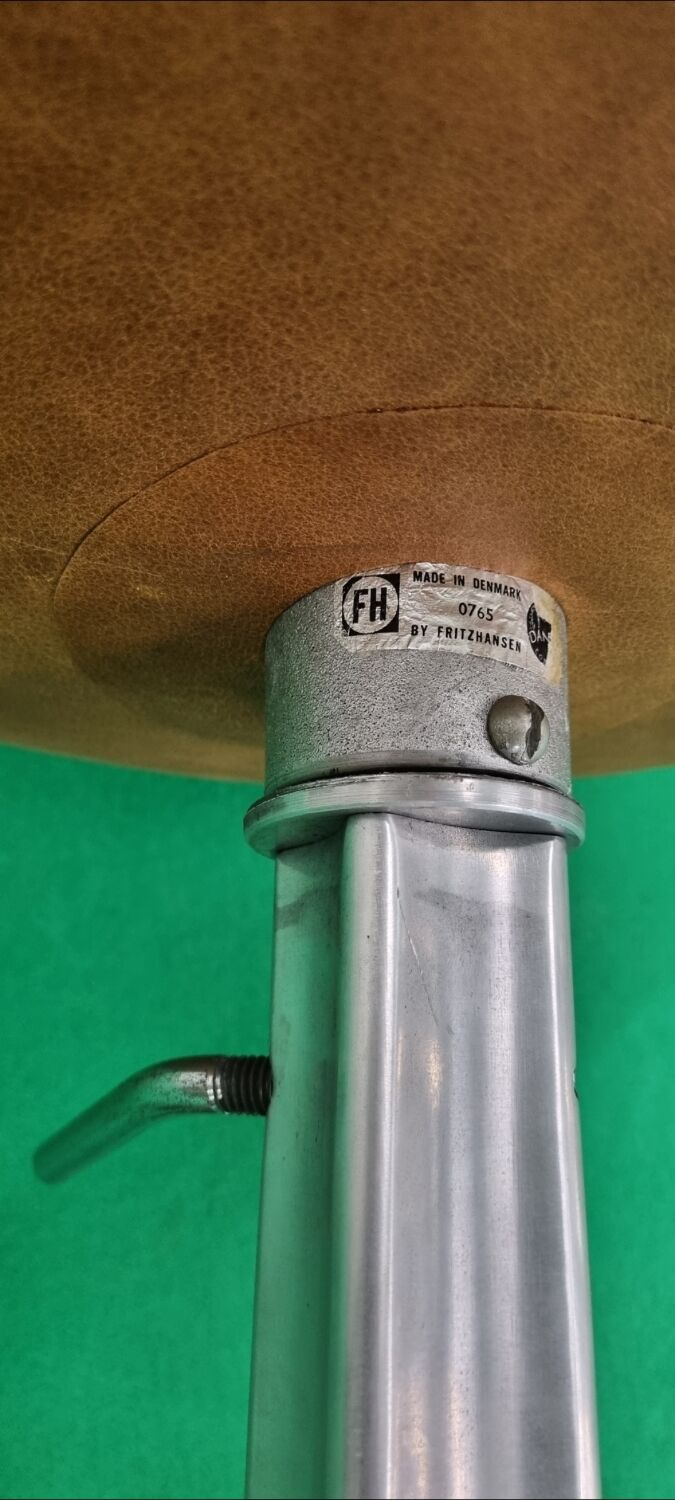 Pair Arne Jacobsen Swan chair Fritz Hansen