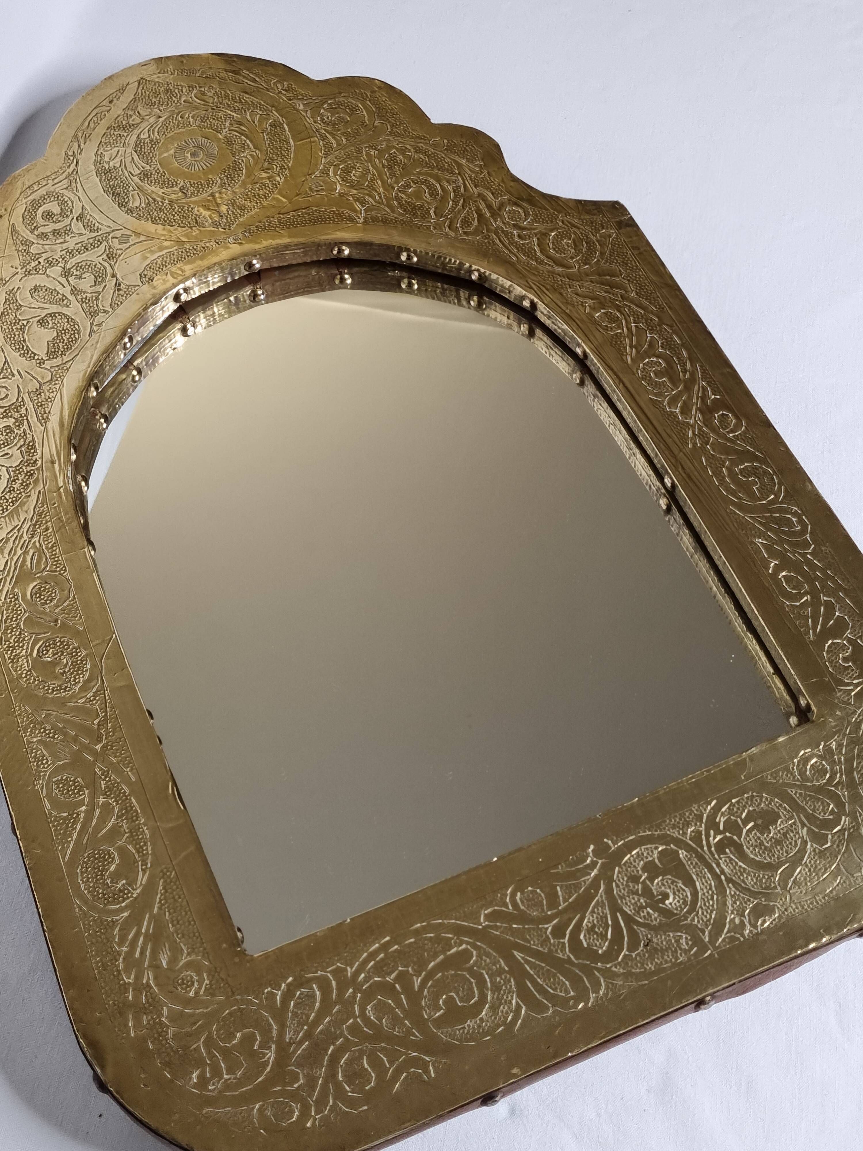 Oriental mirror in wood and hammered brass in the shape of an arch, plant decor, 52 cm