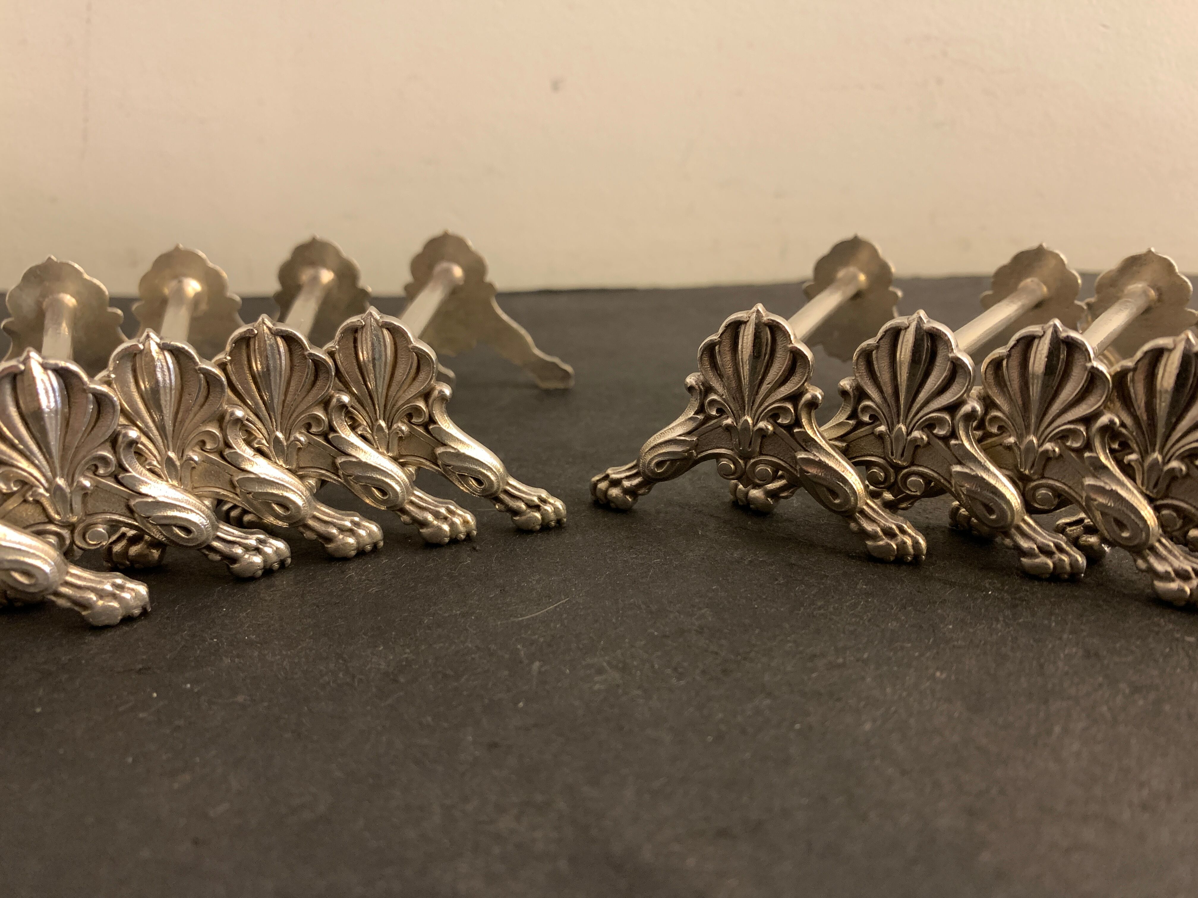 12 porte couteaux en métal argenté, pattes de lions