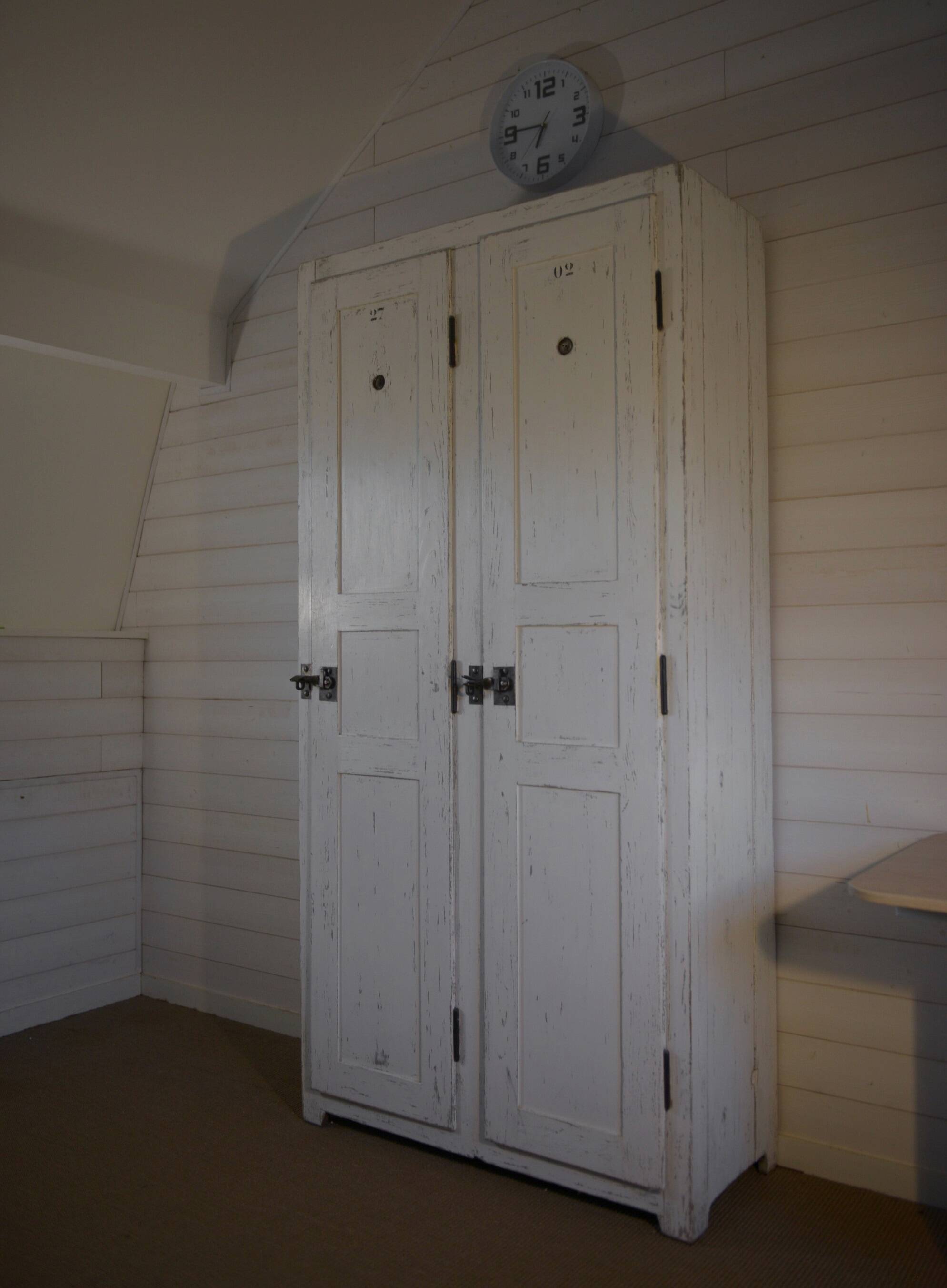 Armoire blanche en bois