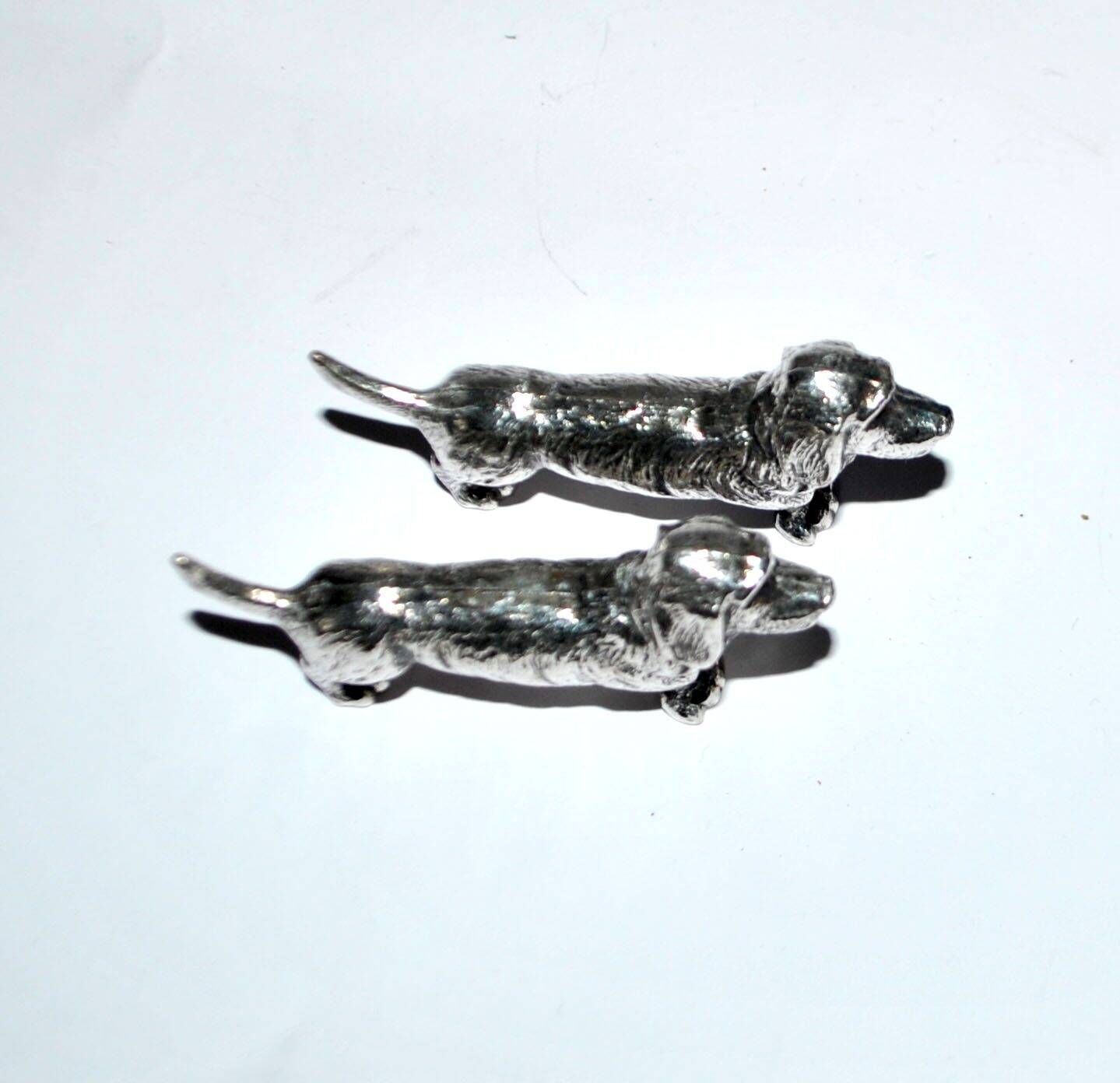 Set of 2 vintage animal knife rests, dachshund and basset hound, in silver-plated metal.